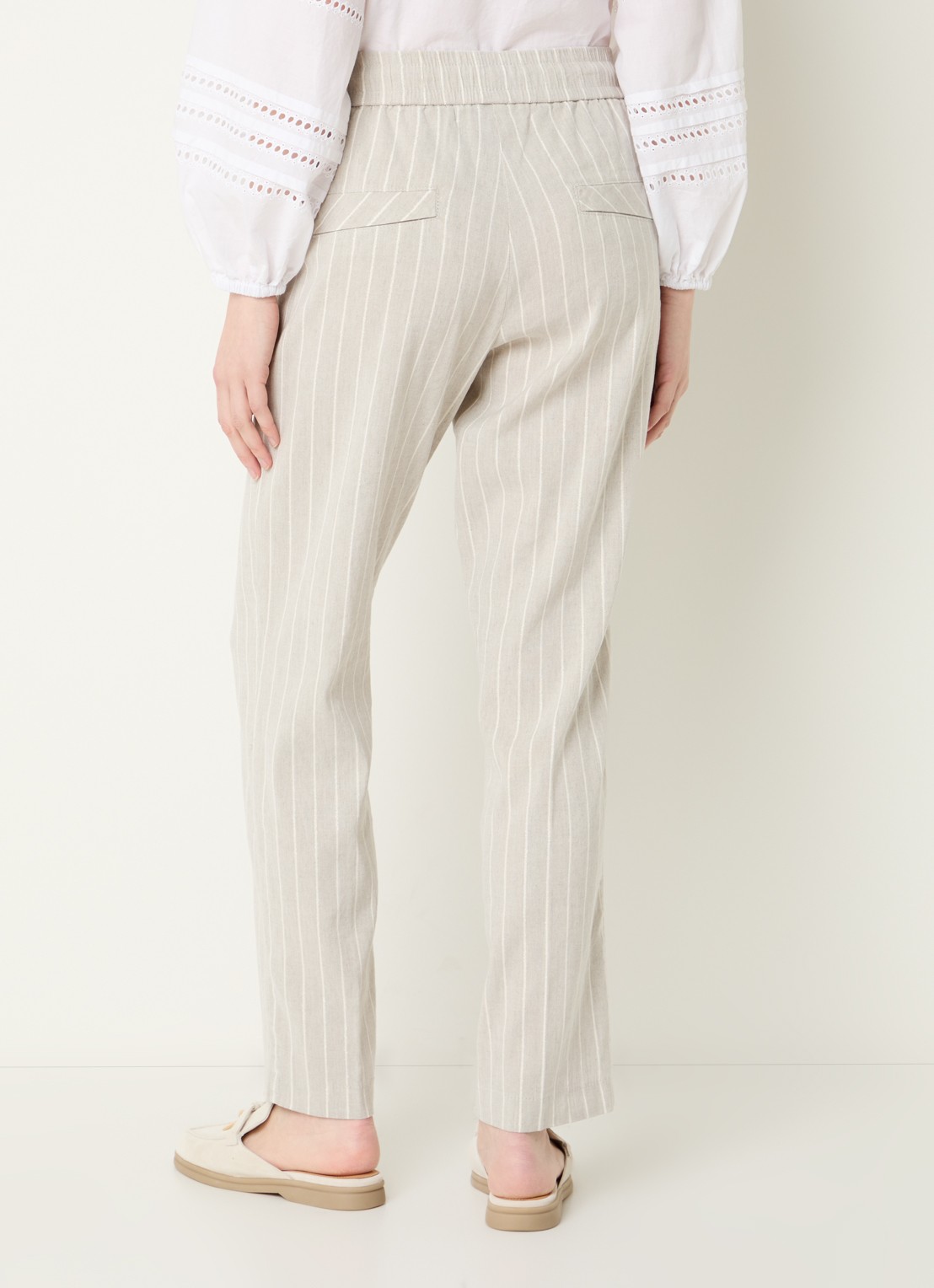 Rosner Studio May mid waist slim fit cropped chino in linnenblend - achterkant 4 donkerbeige