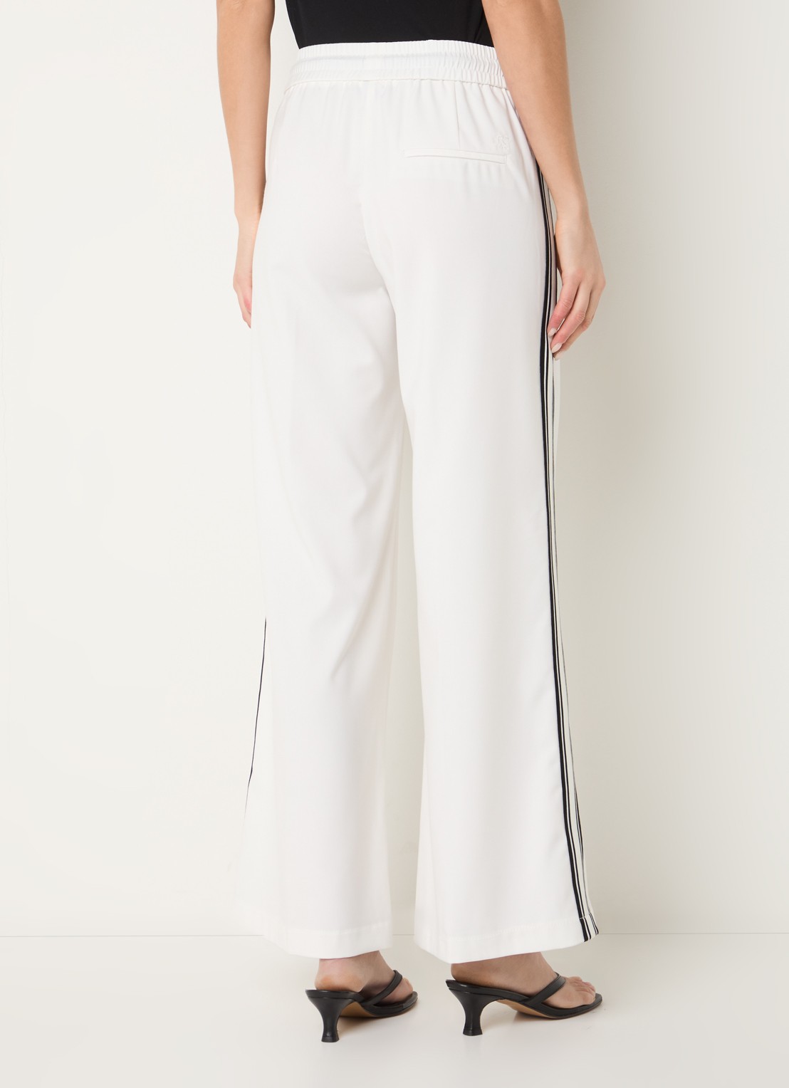 Rosner Studio Mid waist flared fit trackpants met paspelzakken - achterkant 4 gebroken wit