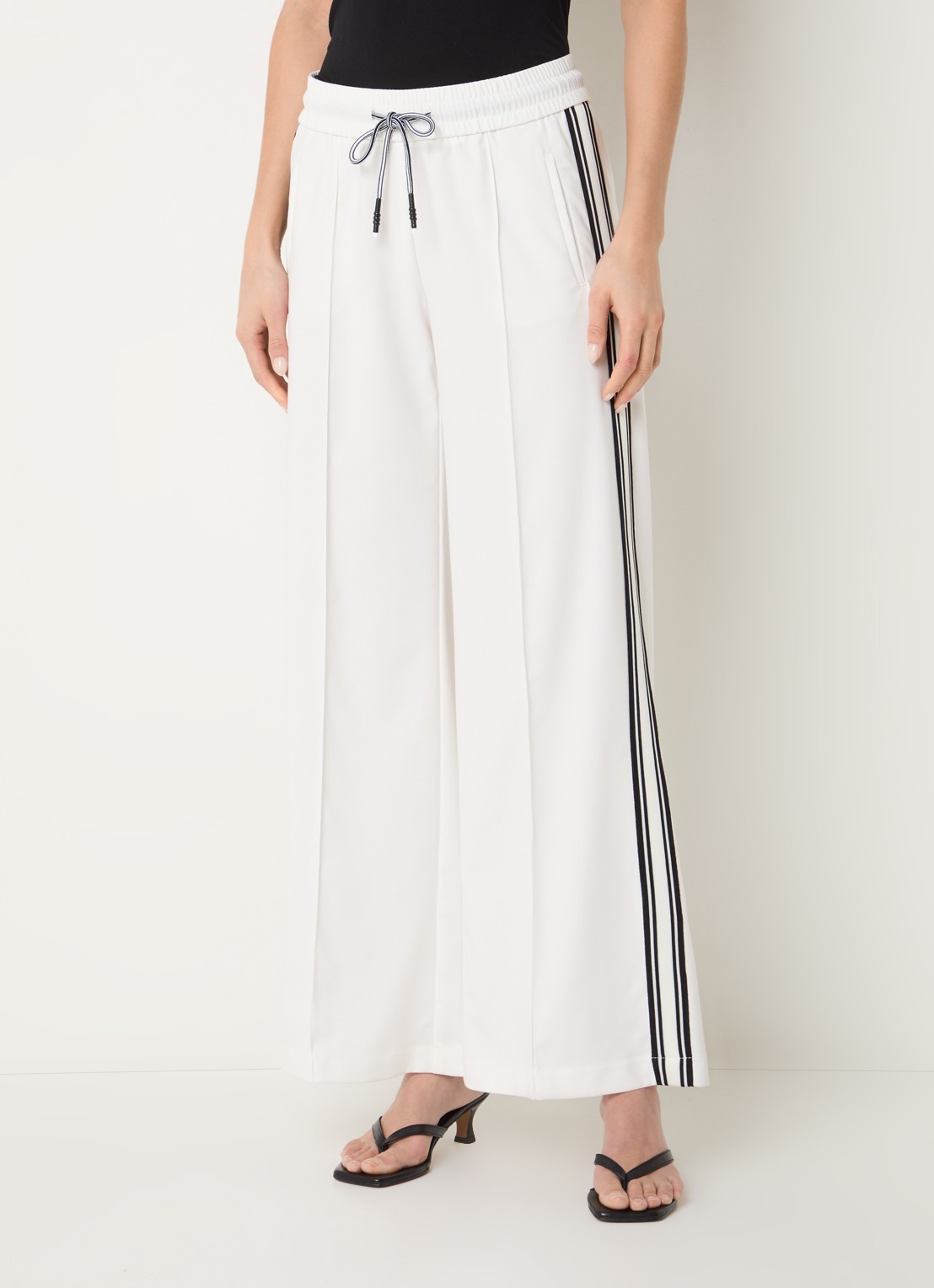 Rosner Studio Mid waist flared fit trackpants met paspelzakken - detail 3 gebroken wit