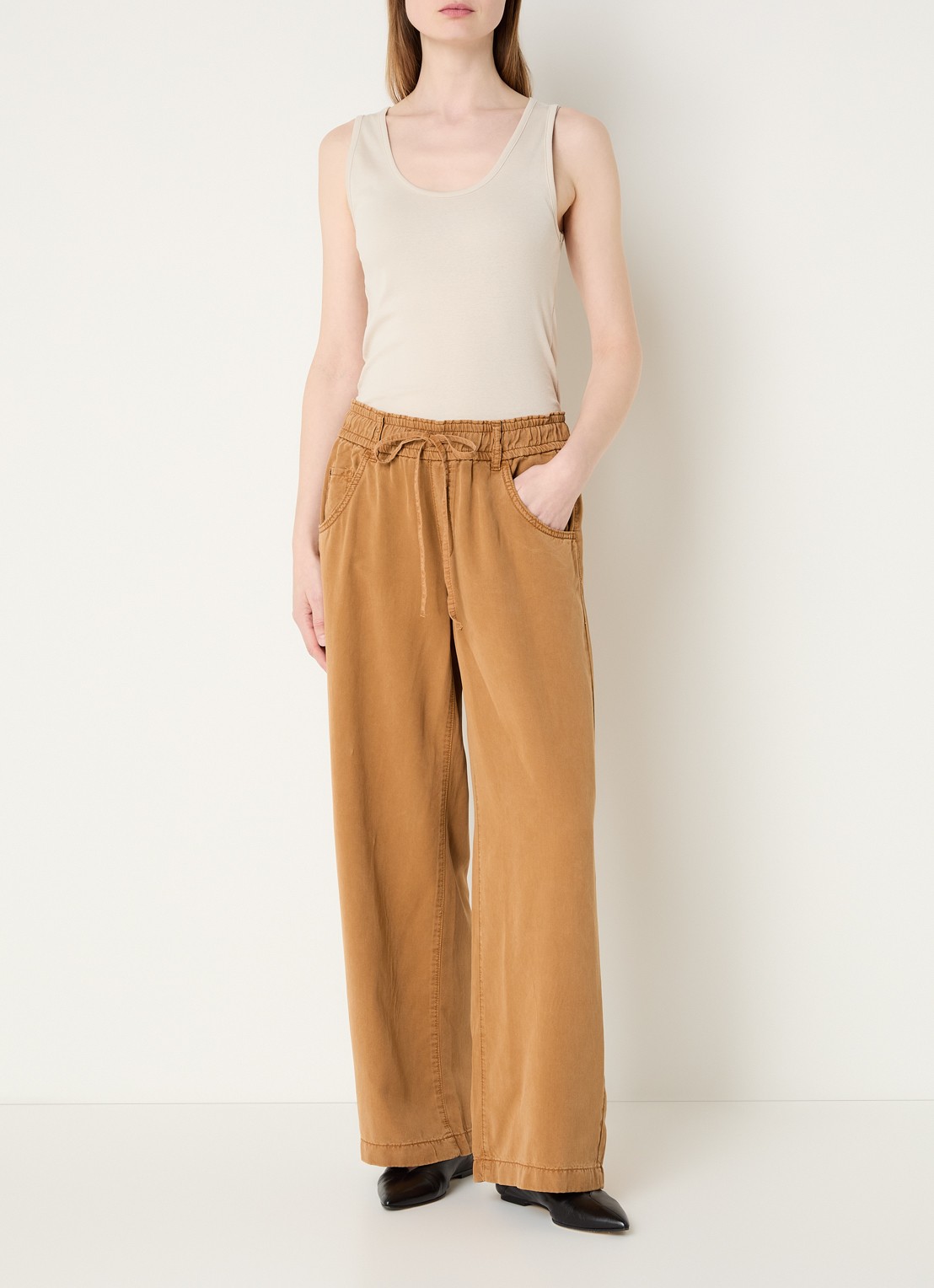 Rosner Studio Mid waist straight fit broek met steekzakken - voorkant 2 bruin