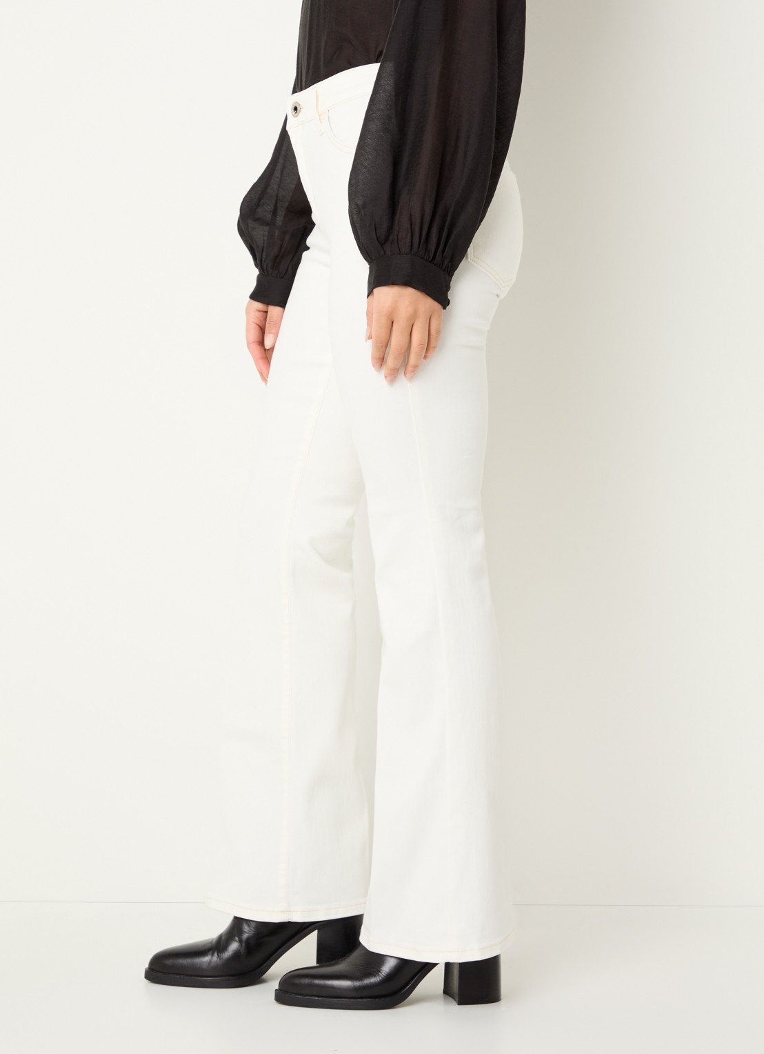 Rosner Studio Rosner mid waist flared jeans met lichte wassing - detail 5 wit