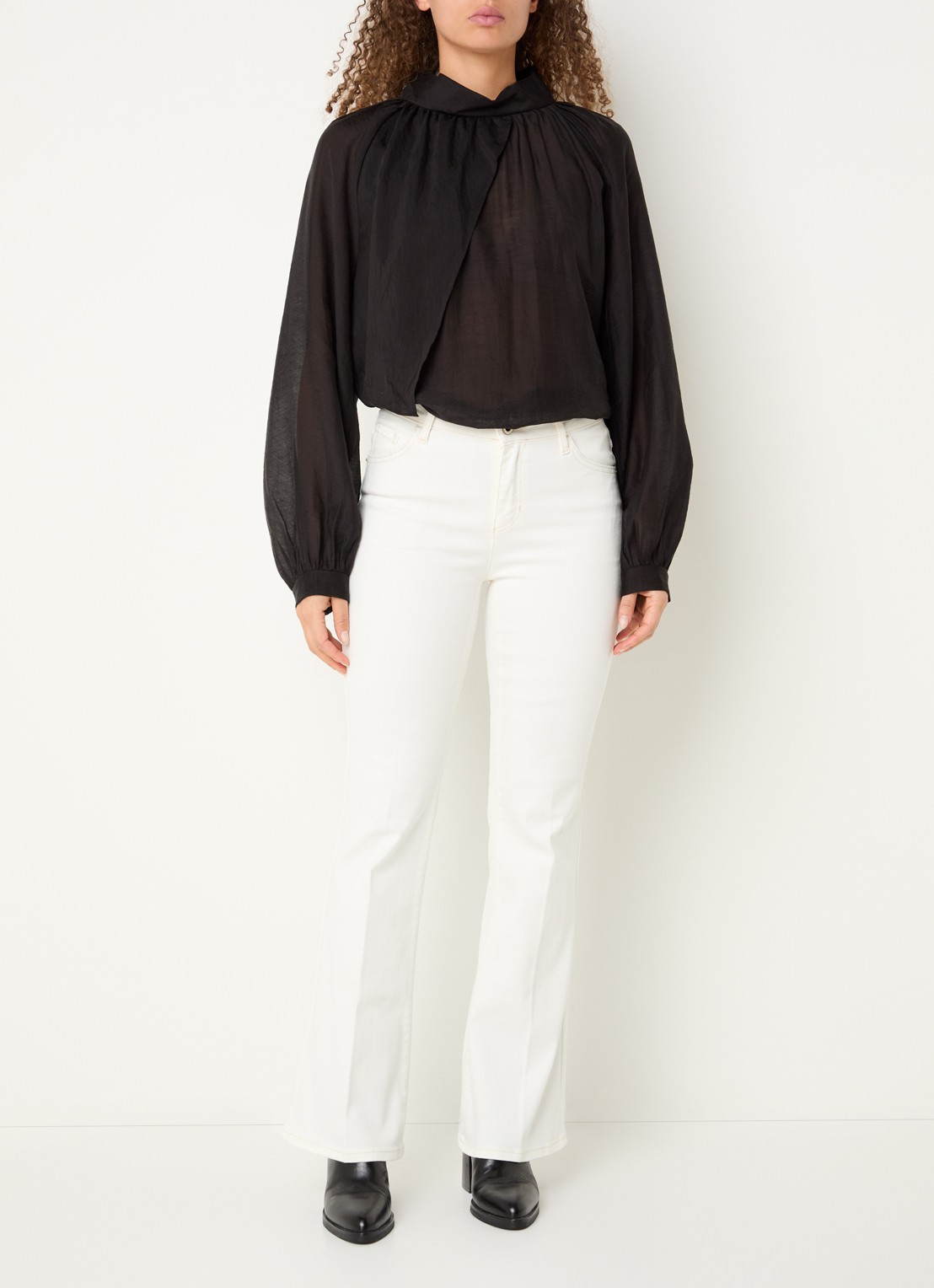 Rosner Studio Rosner mid waist flared jeans met lichte wassing - voorkant 2 wit