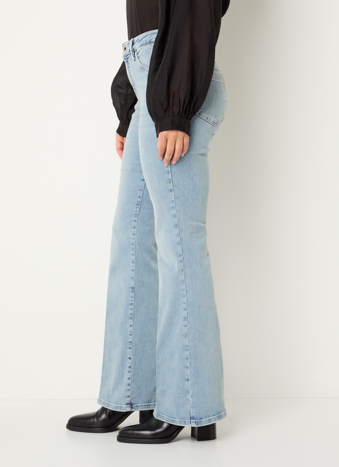 Rosner Studio Rosner mid waist flared jeans met lichte wassing - detail 2 lichtblauw