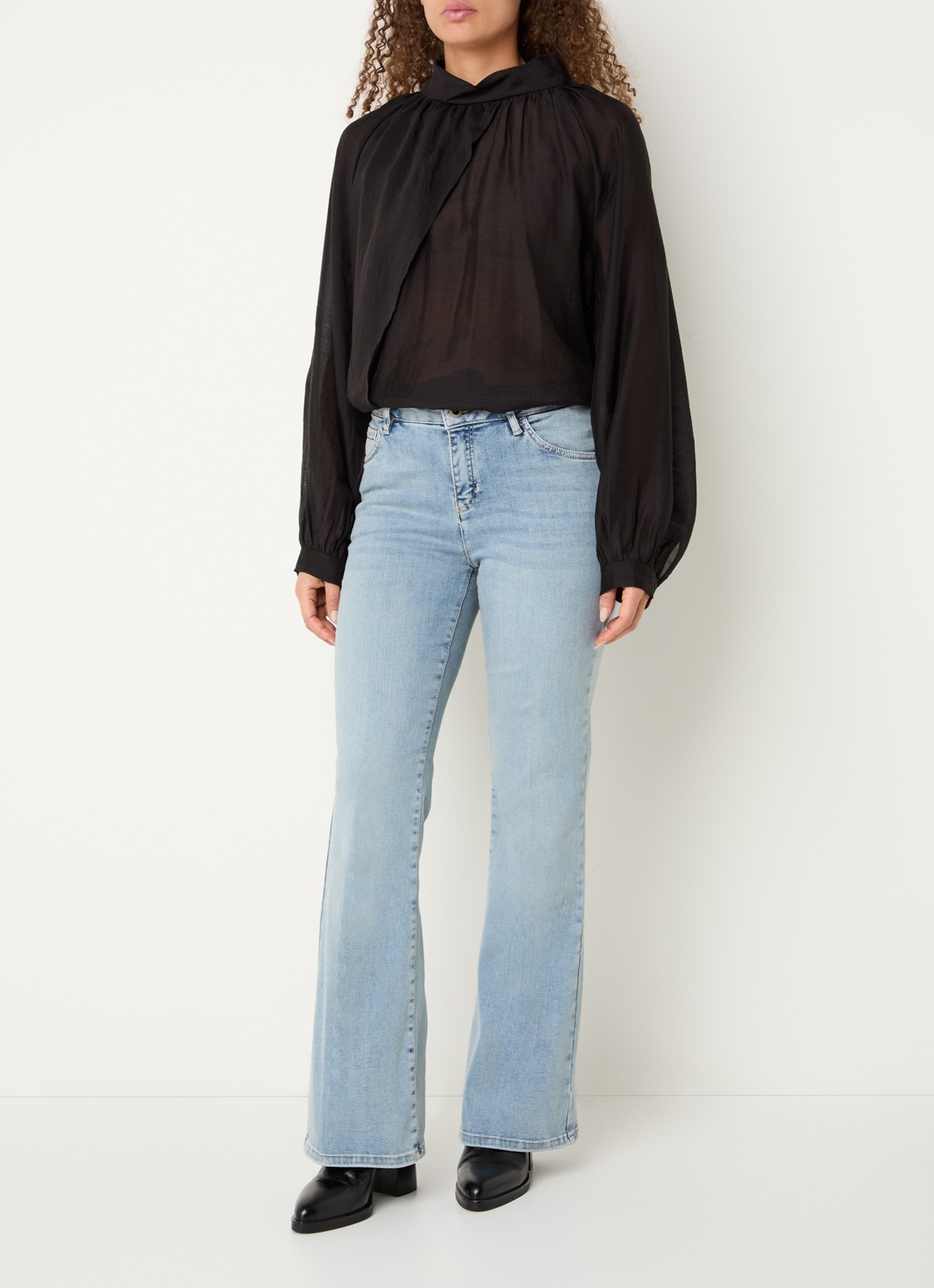 Rosner Studio Rosner mid waist flared jeans met lichte wassing - voorkant 4 lichtblauw