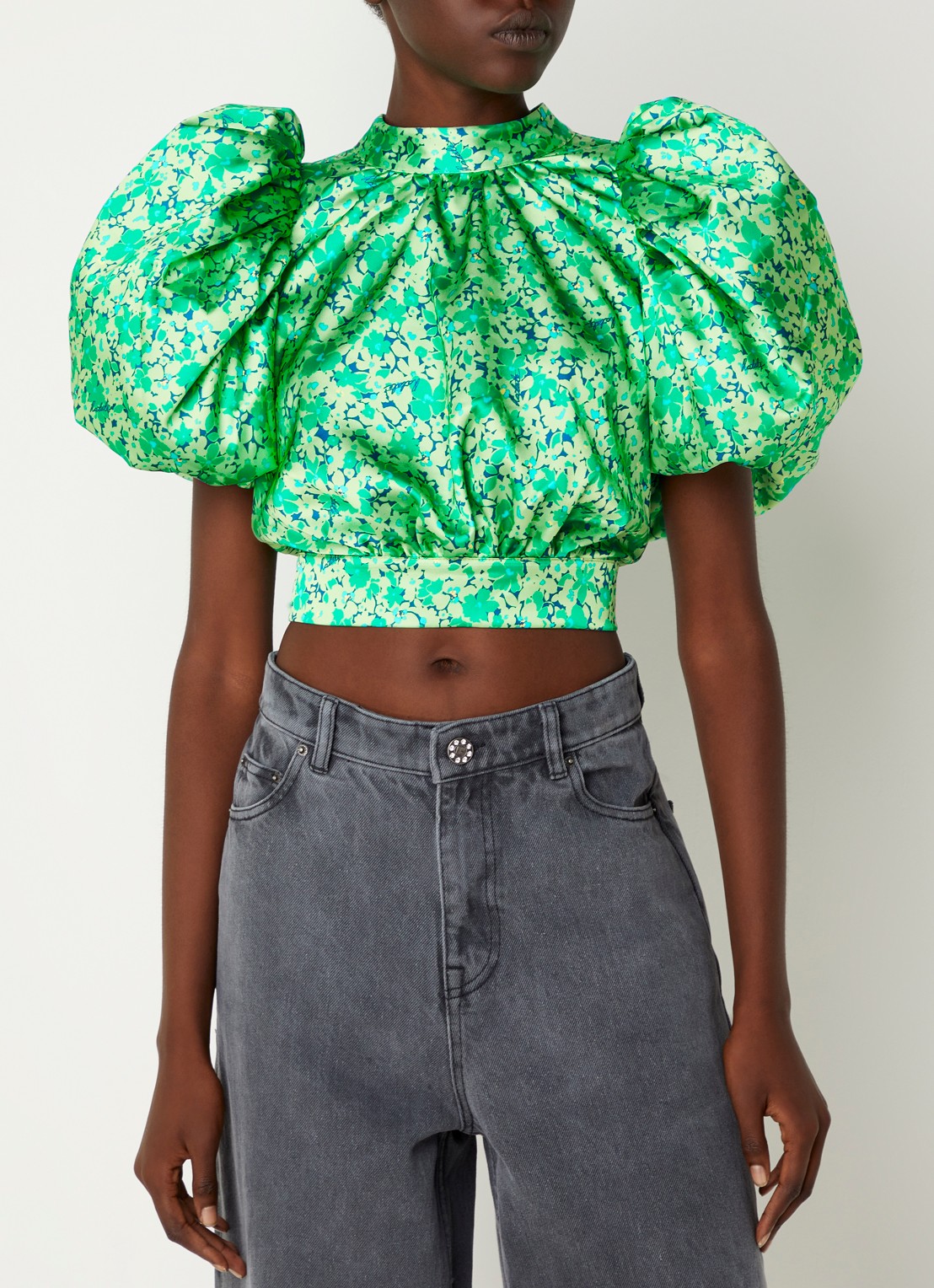 ROTATE Crop top van satijn met rugdecolleté en pofmouw - detail groen