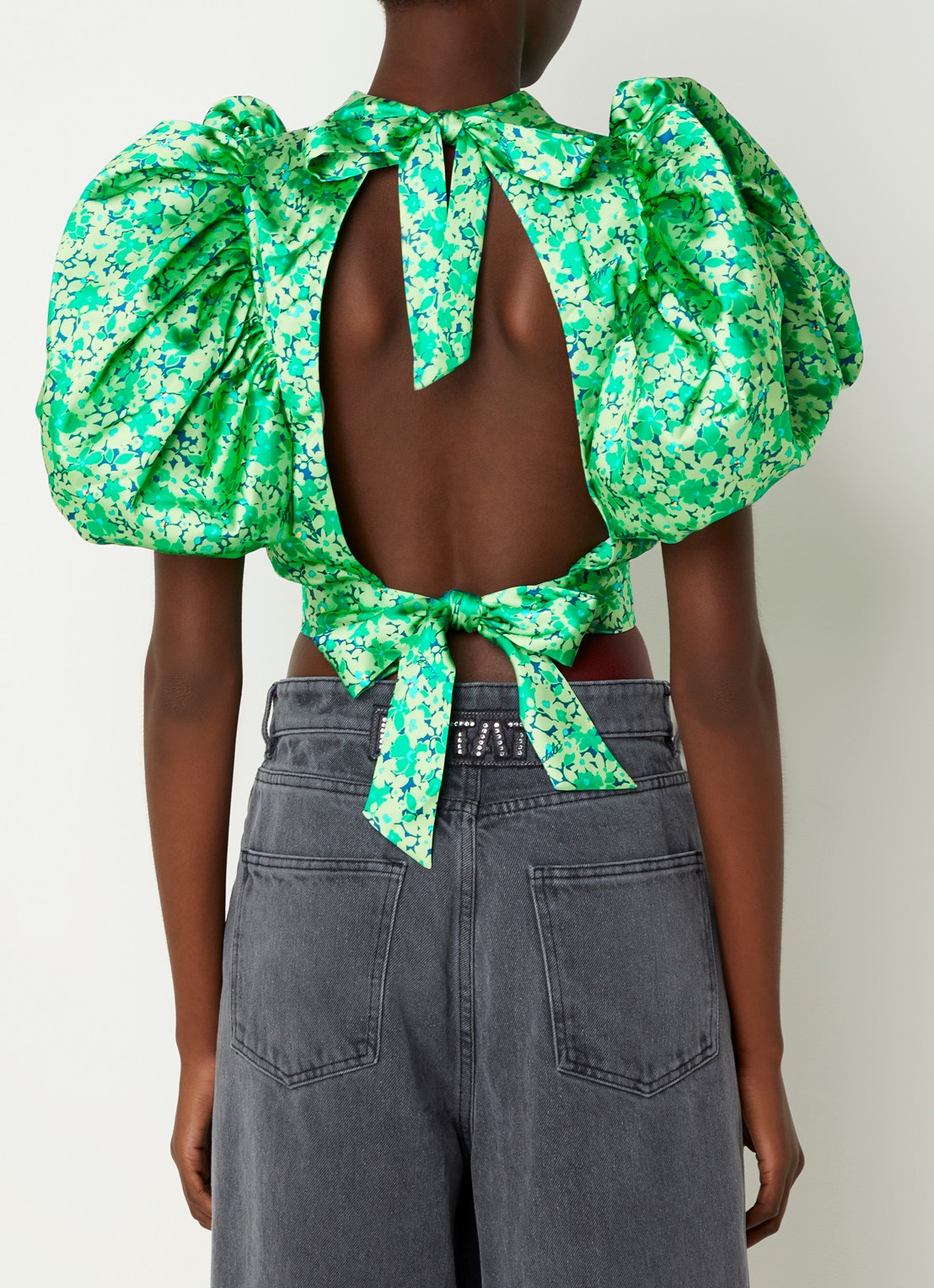 ROTATE Crop top van satijn met rugdecolleté en pofmouw - voorkant 5 groen