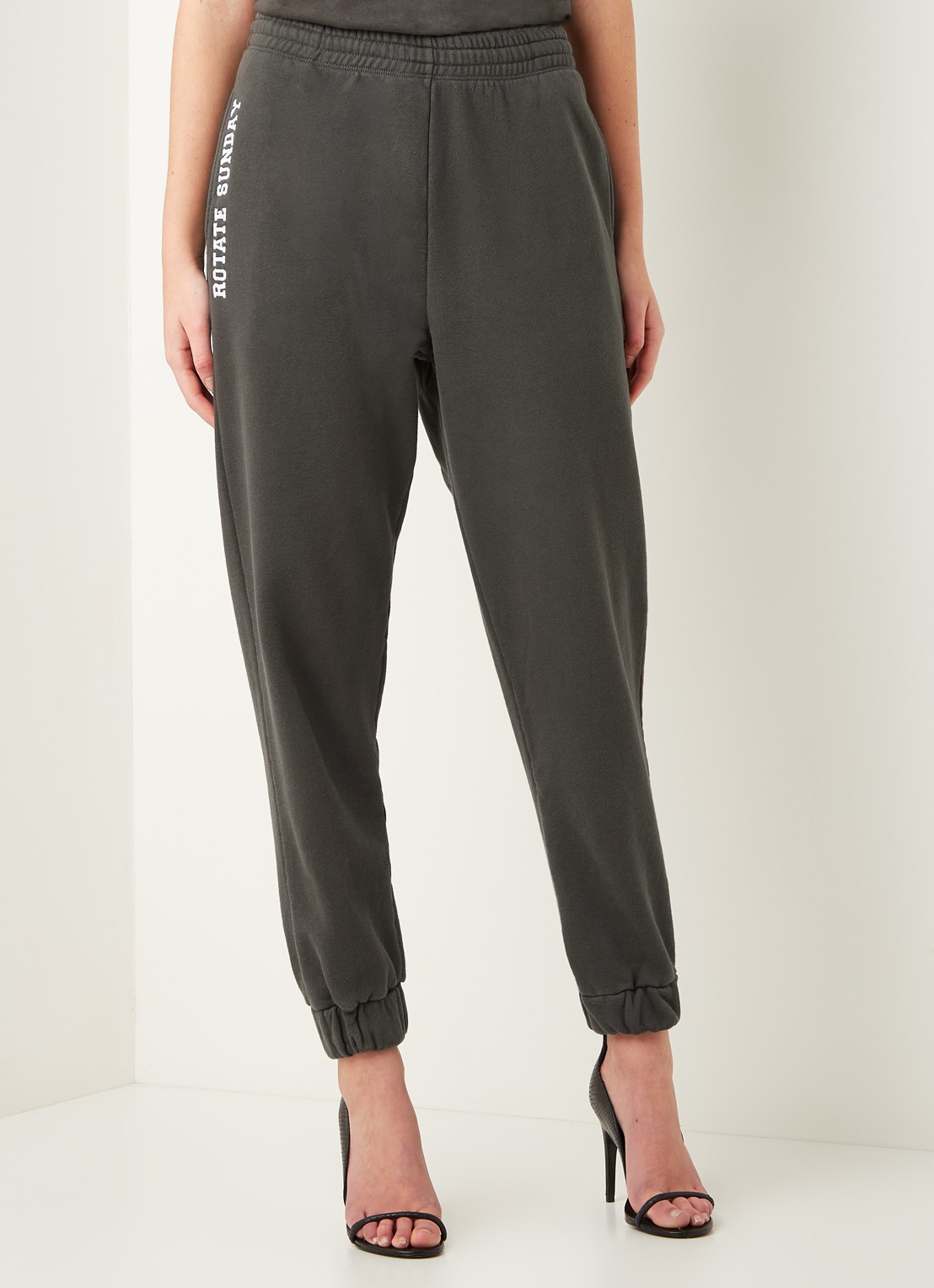 ROTATE Mimi tapered fit joggingbroek van biologisch katoen - detail 4 antraciet