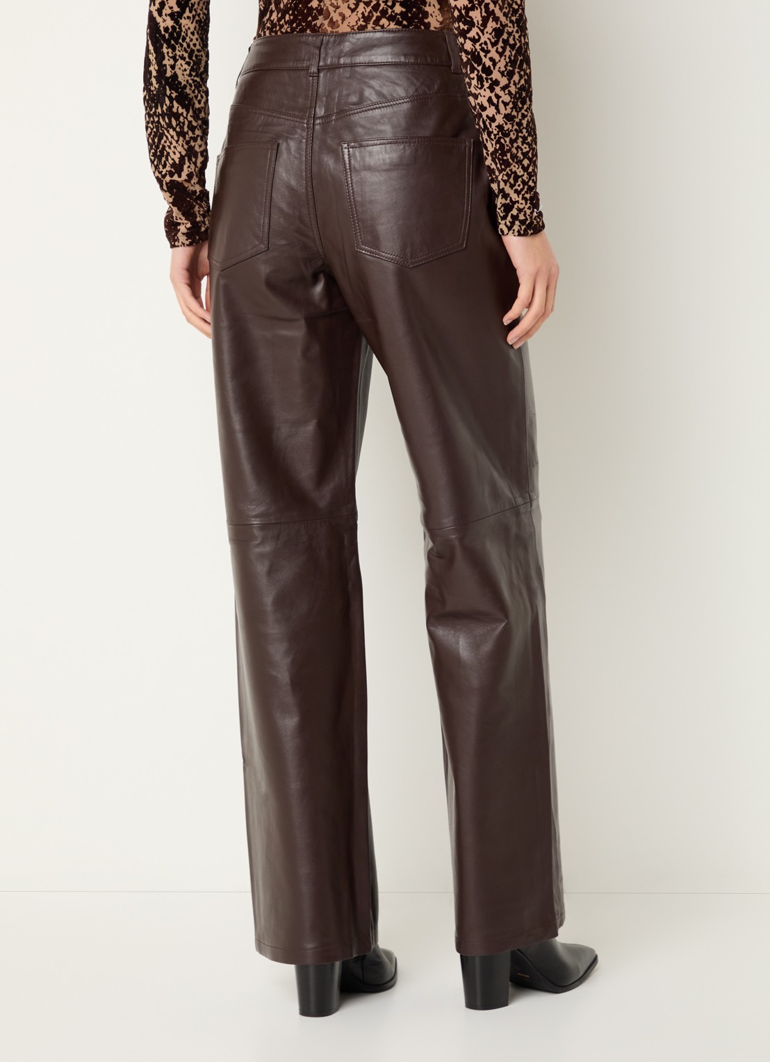 ROUGE EDIT Roucamden mid waist straight fit broek van lamsleer - achterkant bruin