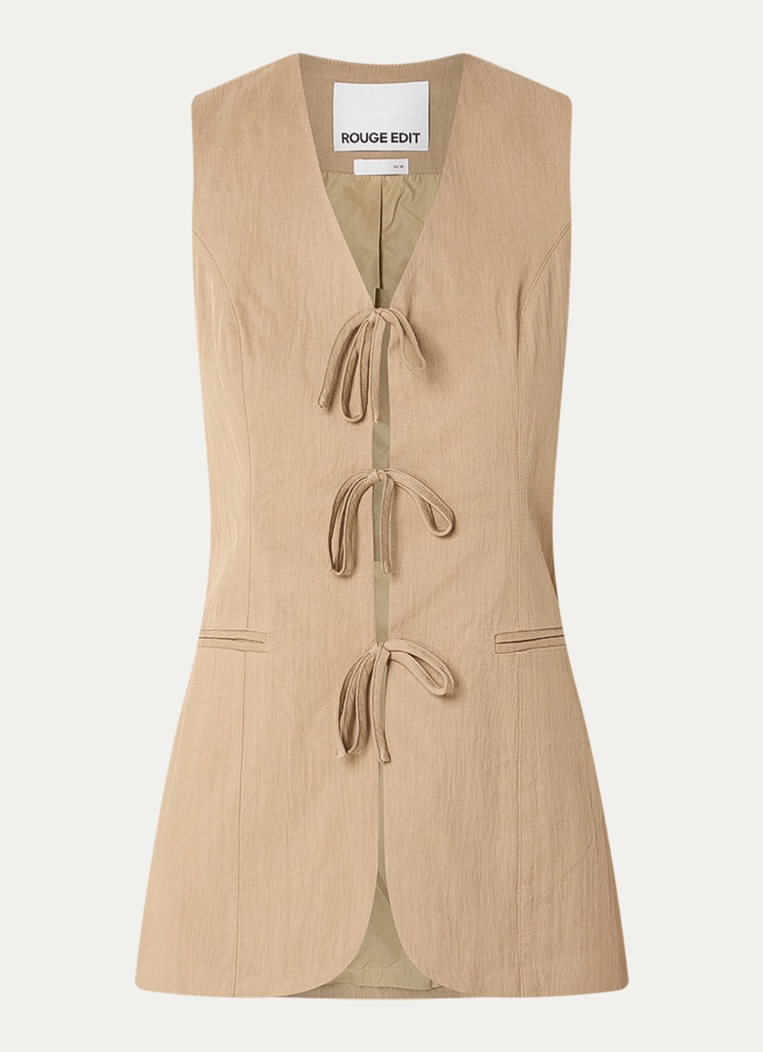 ROUGE EDIT Rouetienne gilet met strikdetail en paspelzakken - voorkant 3 zand