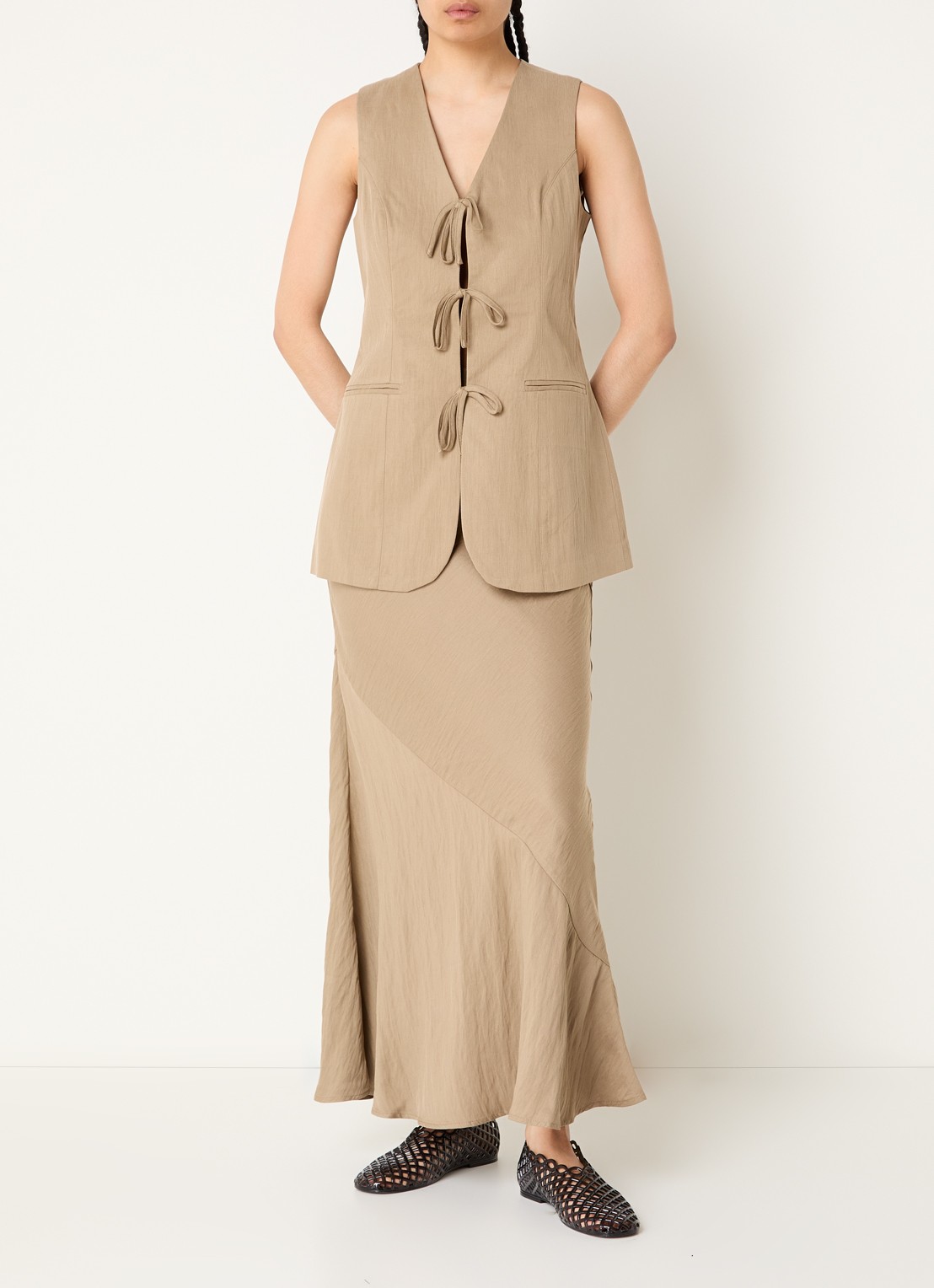ROUGE EDIT Rouetienne gilet met strikdetail en paspelzakken - voorkant 4 zand