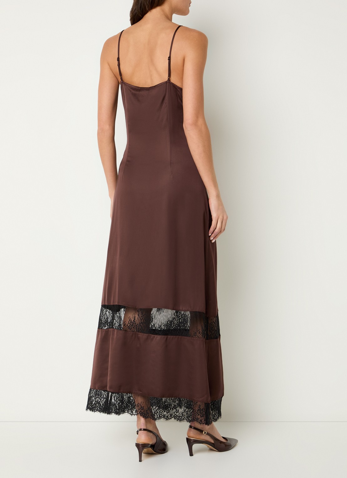 ROUGE EDIT Roulace maxi jurk van satijn met details van kant - achterkant bruin