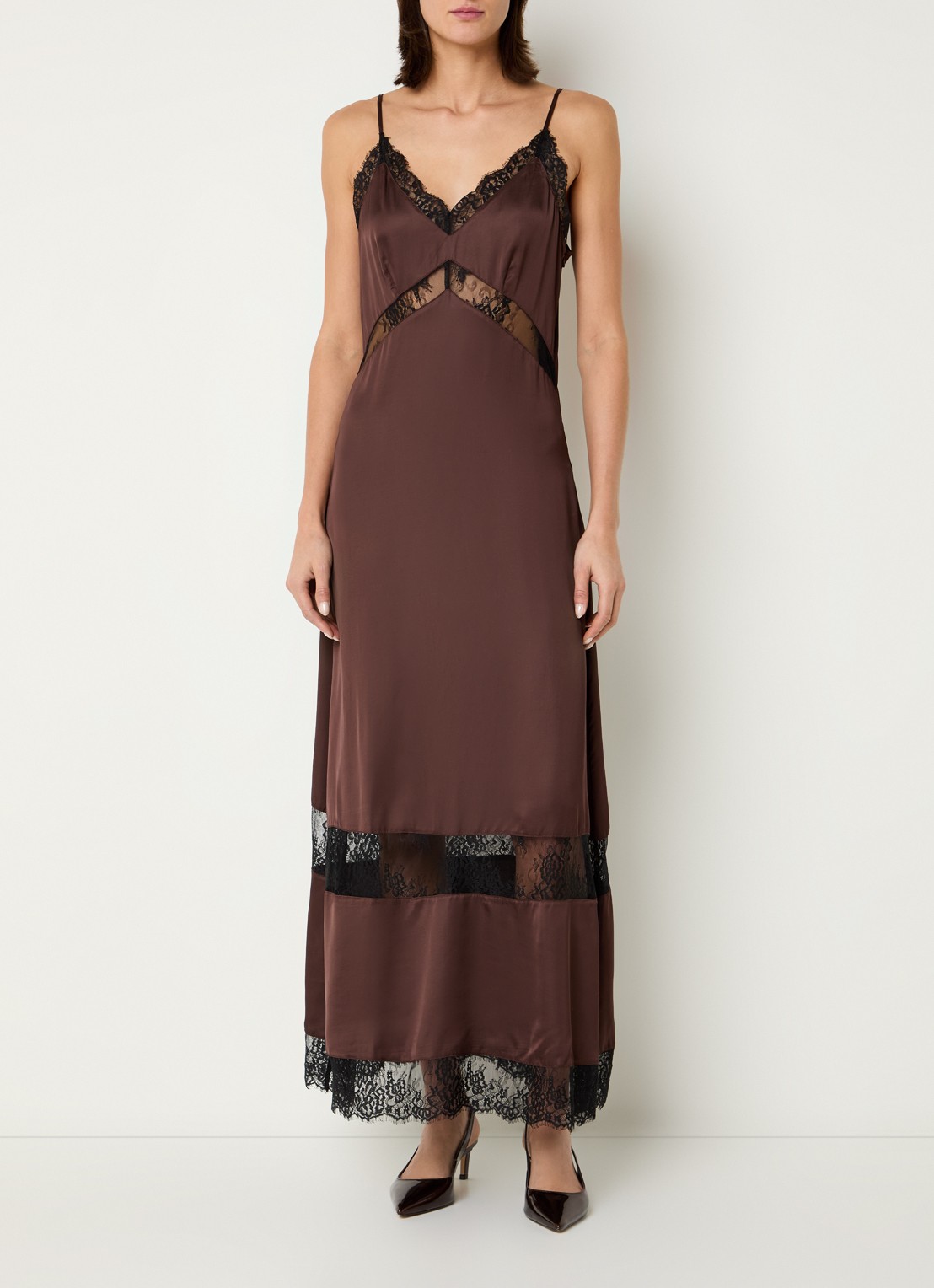 ROUGE EDIT Roulace maxi jurk van satijn met details van kant - detail 2 bruin