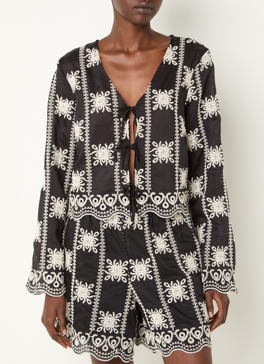 ROUGE EDIT Rounala blouse met gestrikt detail en borduring - detail 4 zwart
