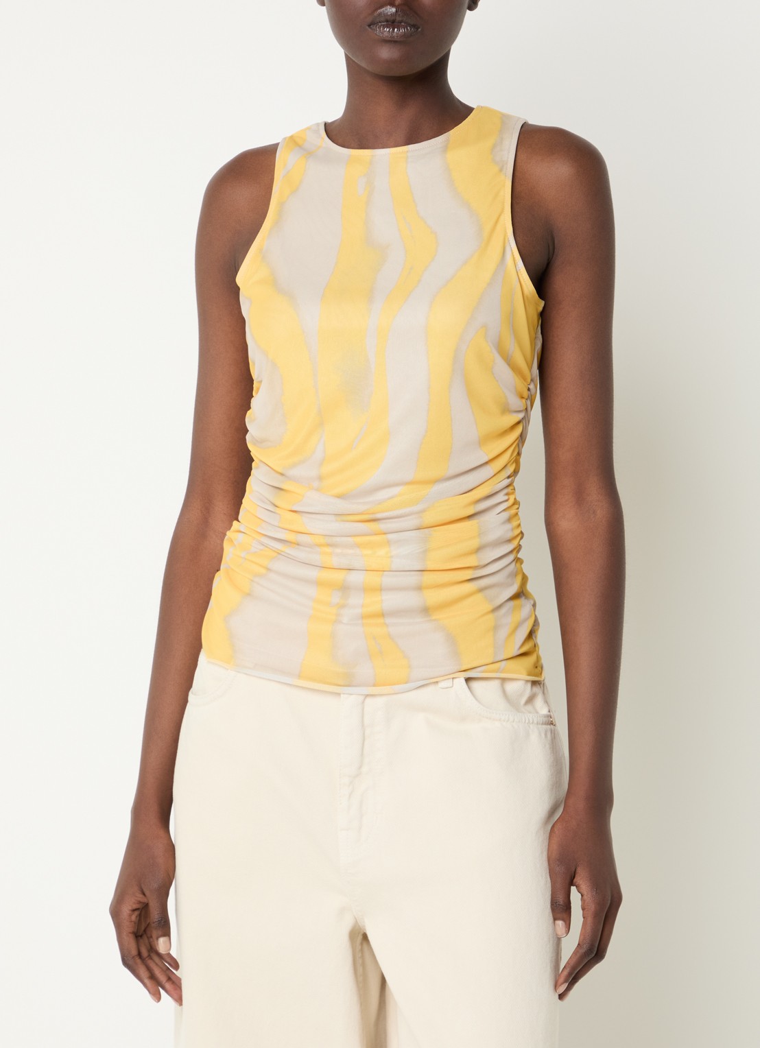 ROUGE EDIT Rousally top van mesh met print - detail 3 geel