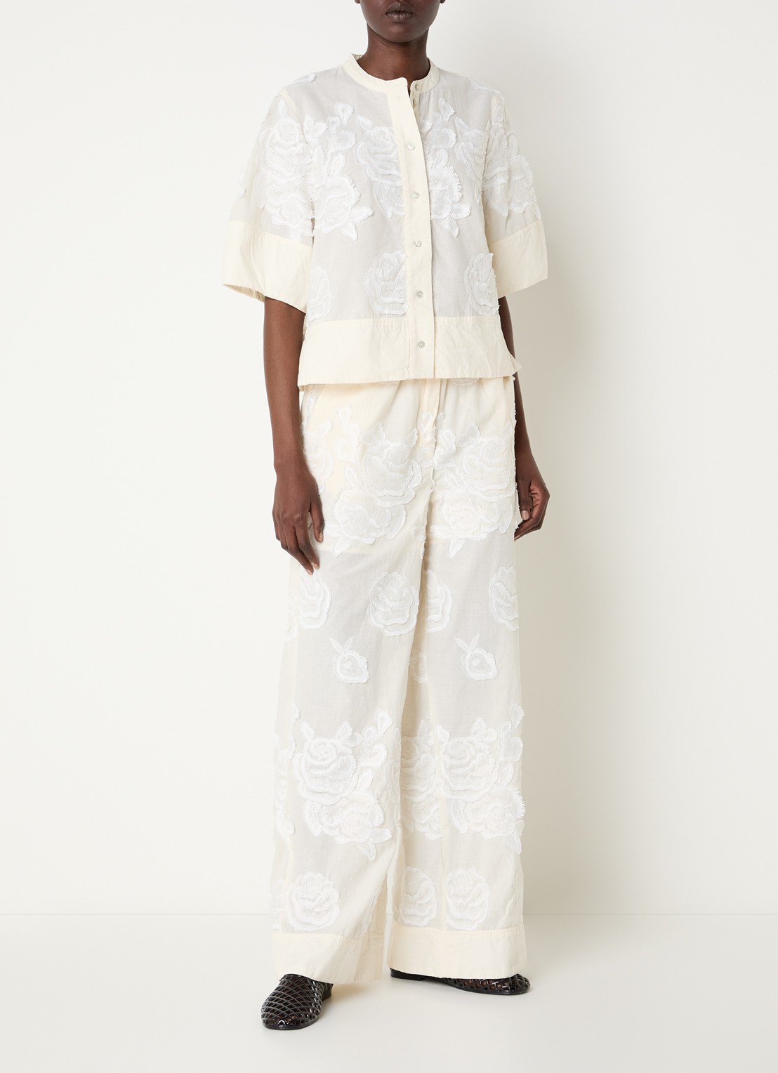 ROUGE EDIT Rouzella blouse met bloemborduring - voorkant 2 creme
