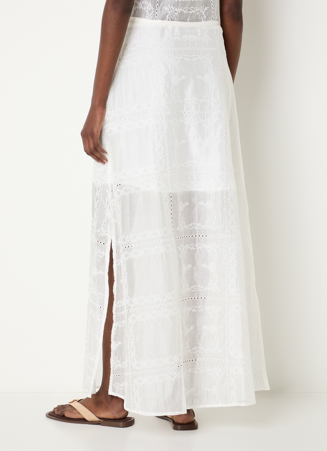 ROUGE EDIT Semi-transparante maxi rok met broderie en split - achterkant 3 gebroken wit