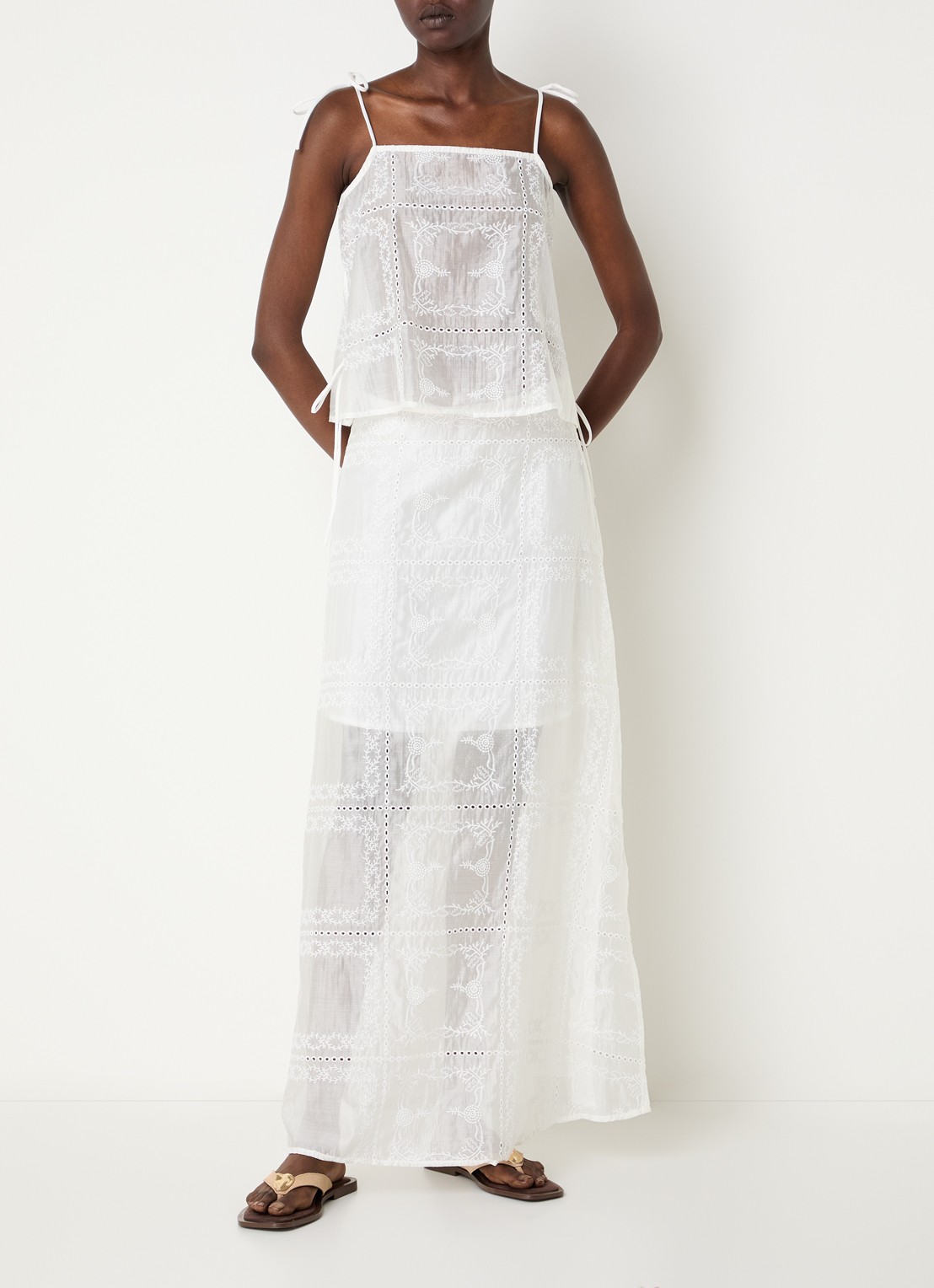 ROUGE EDIT Semi-transparante maxi rok met broderie en split - voorkant 2 gebroken wit