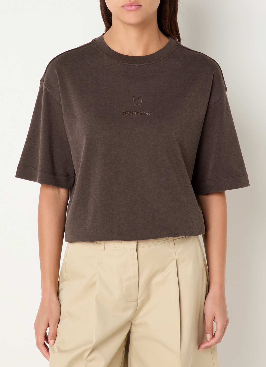 ROUGE EDIT Sophie T-shirt met logoborduring - detail bruin
