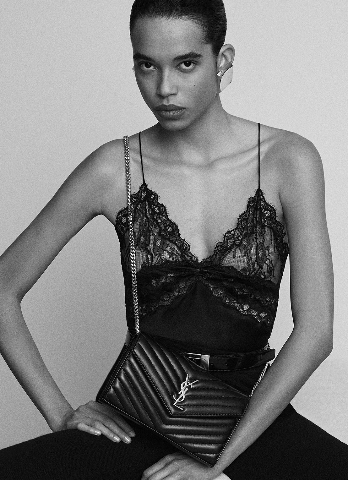 Saint Laurent Cassandre Envelope portemonnee van lamsleer met afneembare schouderriem - detail 2 oudroze