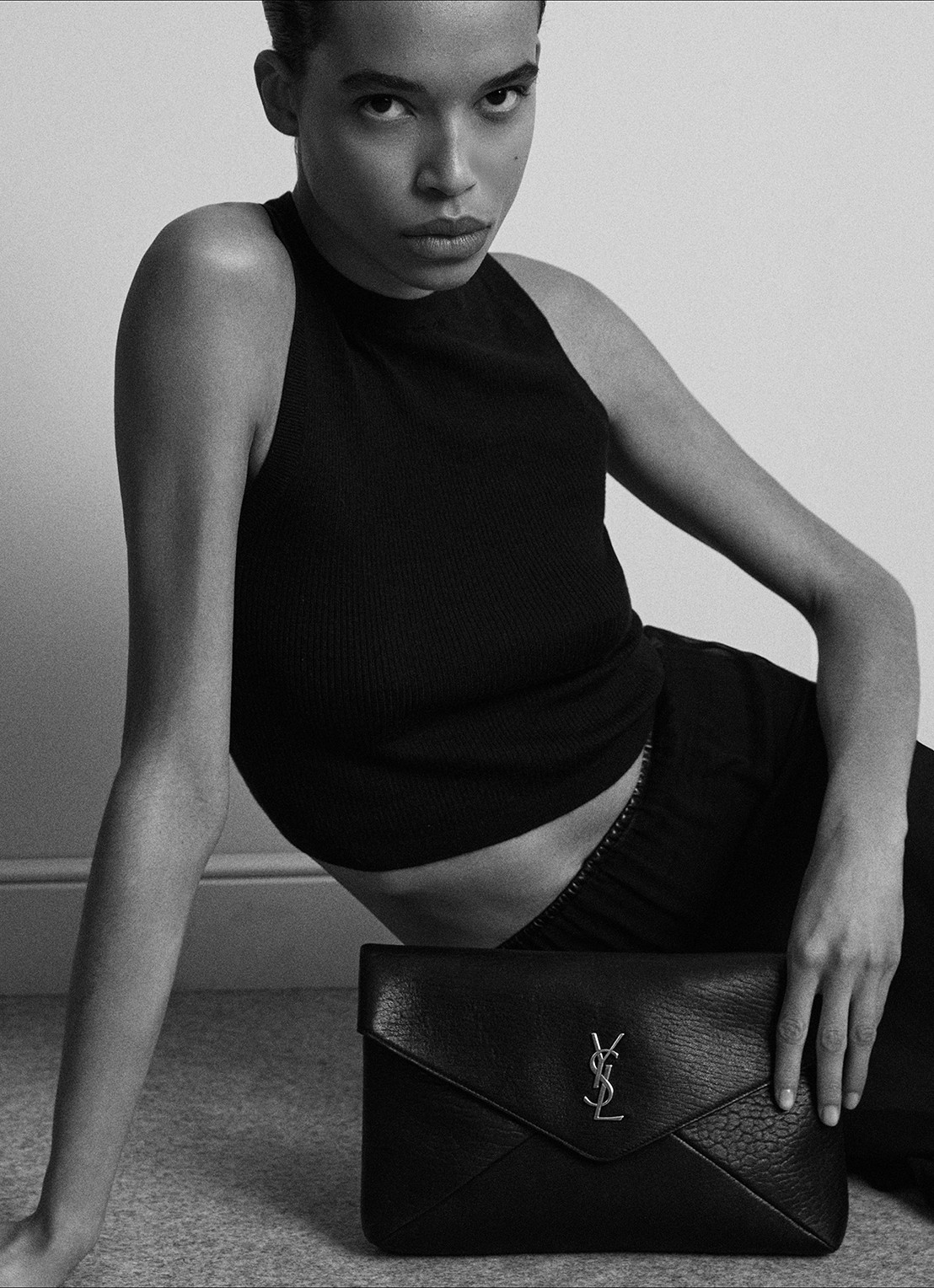Saint Laurent Cassandre Large clutch van lamsleer - detail 6 bronsgroen