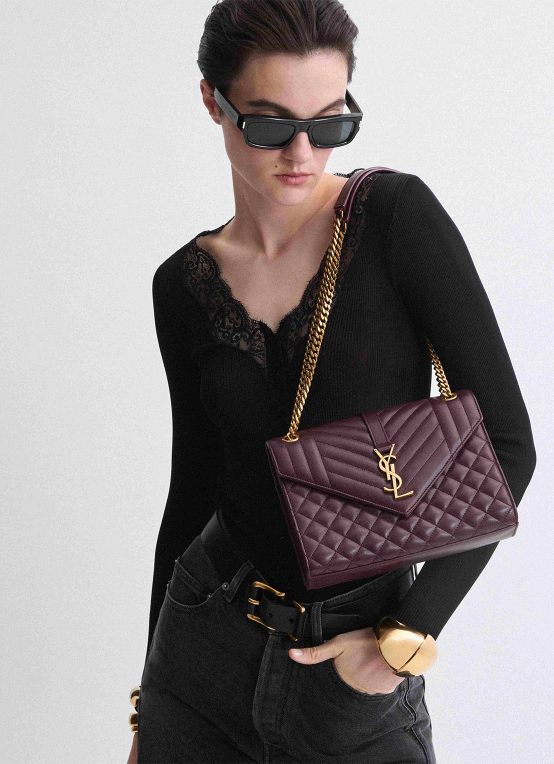 Saint Laurent Envelope Medium schoudertas van kalfsleer - detail 2 donkerrood