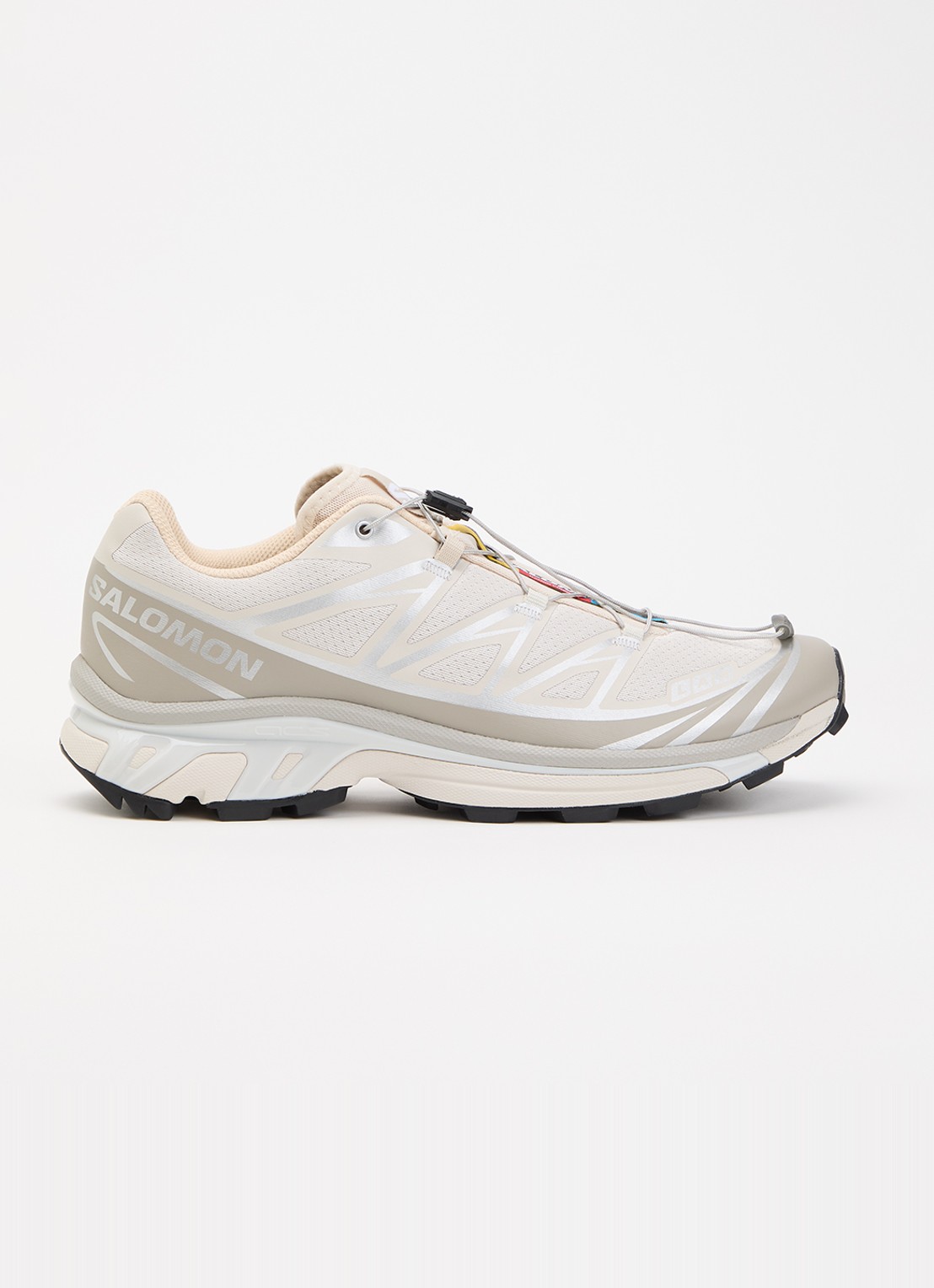 Salomon XT-6 sneaker met mesh details en metallic finish - voorkant 2 beige
