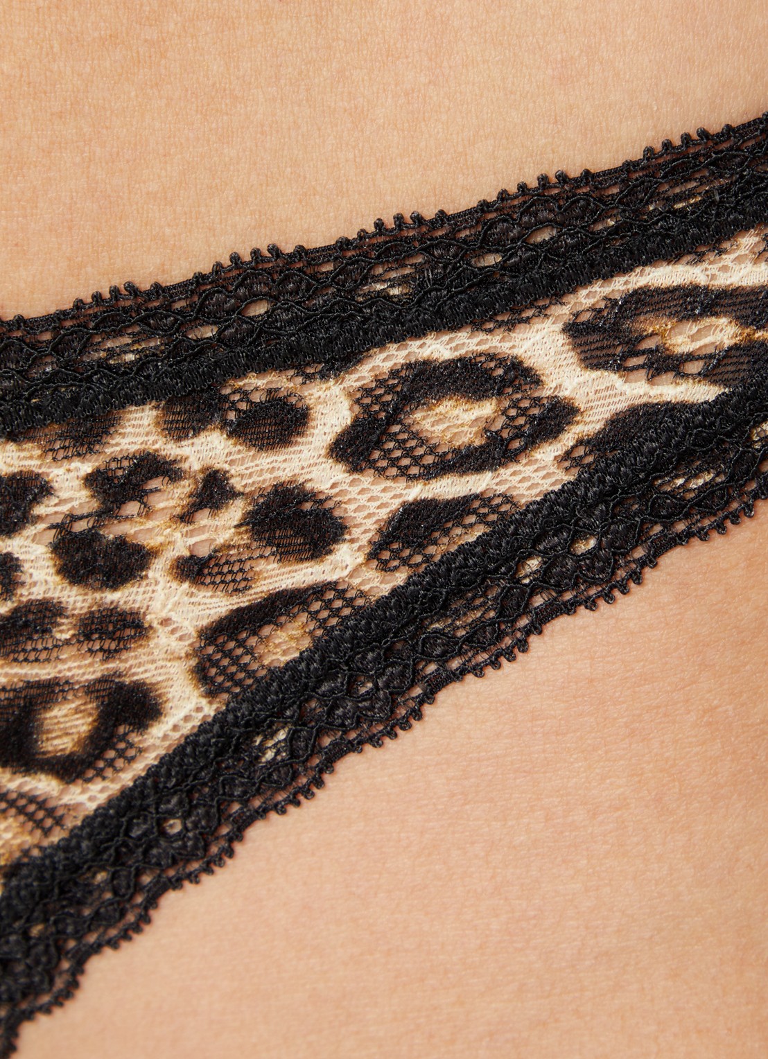 Sam Friday Ella tanga van kant met panterprint - detail 3 beige