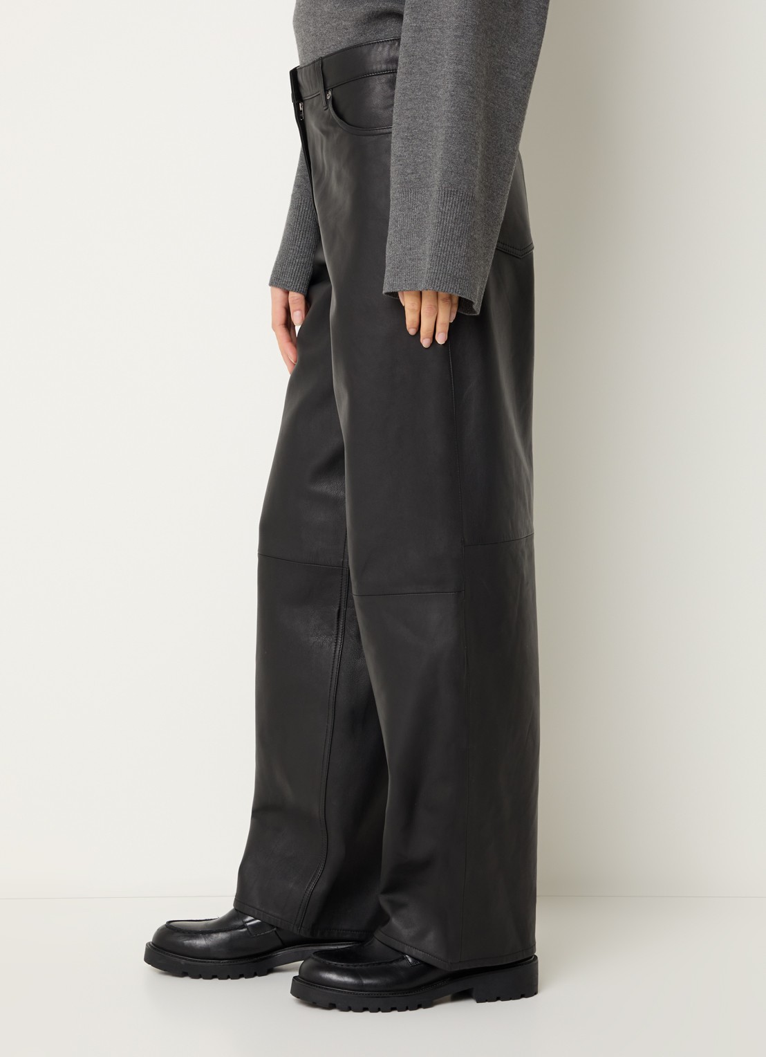 SAMSØE SAMSØE Harpal mid waist loose fit broek van lamsleer - detail 5 zwart