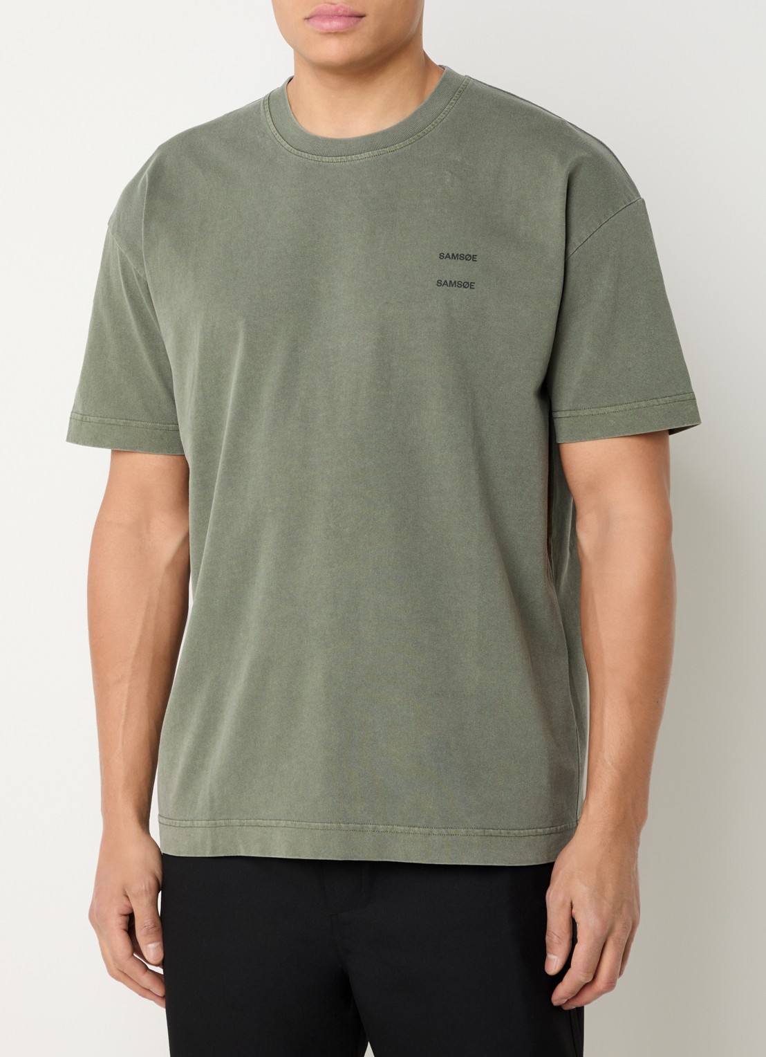SAMSØE SAMSØE Joel T-shirt met logo - detail olijfgroen