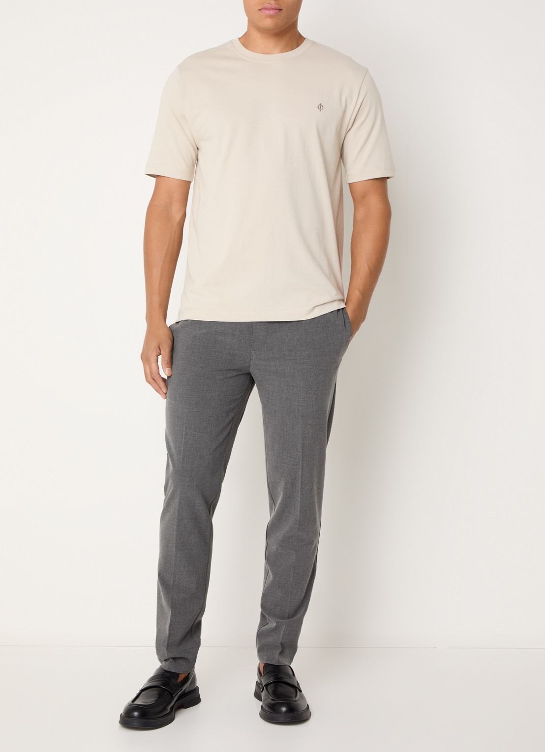 SAMSØE SAMSØE Otto T-shirt met logoborduring - voorkant 4 beige