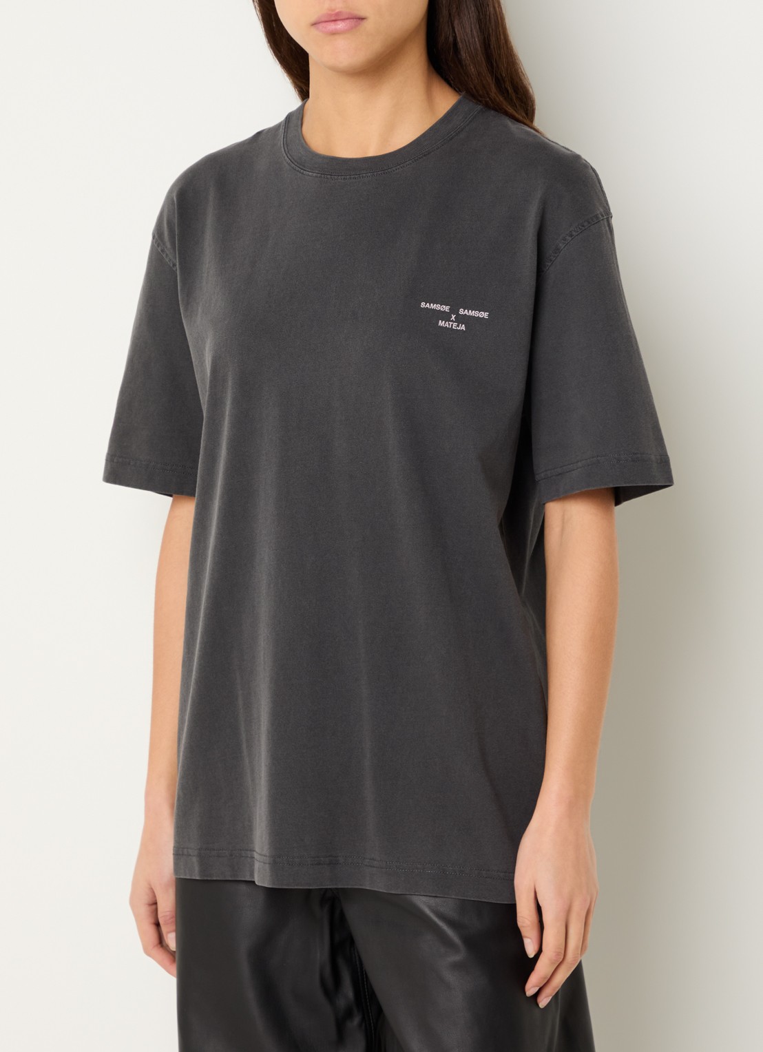 SAMSØE SAMSØE Ragnar T-shirt met logo- en backprint - achterkant 2 donkergrijs