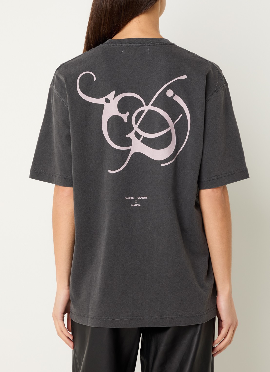 SAMSØE SAMSØE Ragnar T-shirt met logo- en backprint - detail donkergrijs