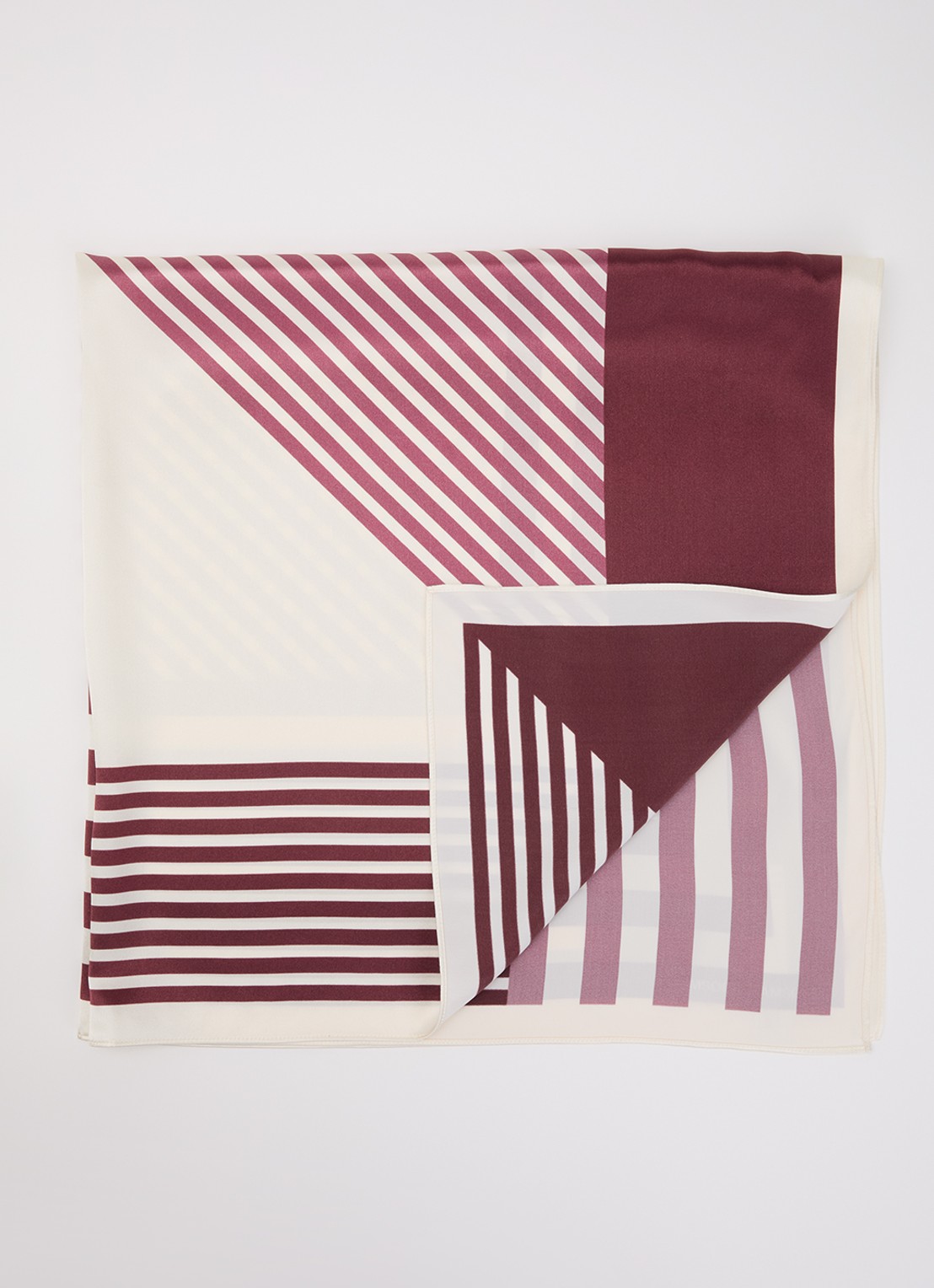 SAMSØE SAMSØE Saelli sjaal van zijde met print 90 x 90 cm - voorkant 3 kersenrood