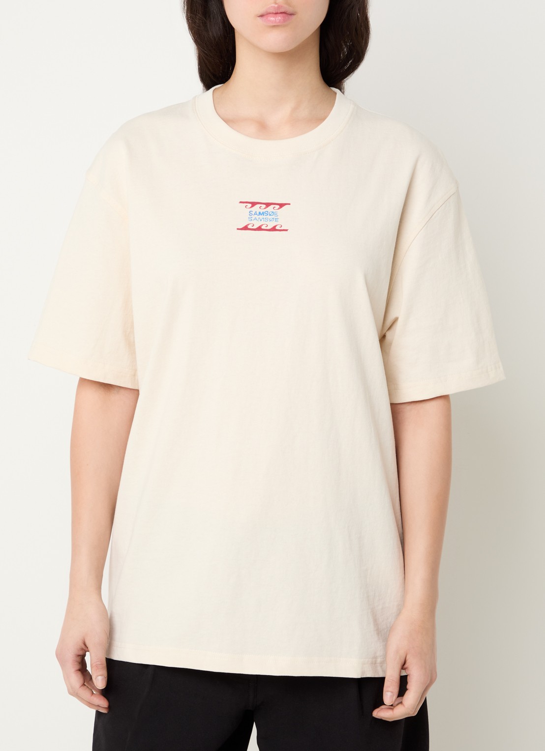 SAMSØE SAMSØE Sagergei T-shirt met front- en backprint - achterkant 4 gebroken wit