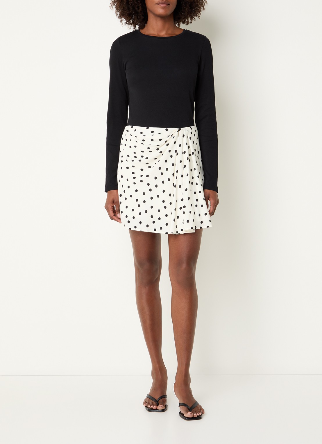 SAMSØE SAMSØE Saiben mini rok met stippenprint en asymmetrische zoom - voorkant 3 gebroken wit