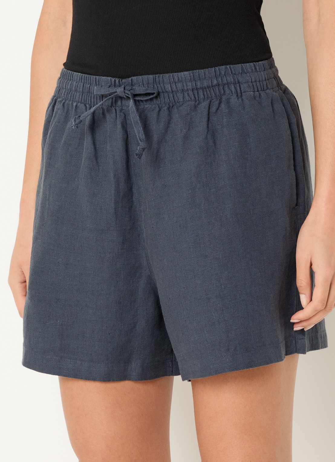 SAMSØE SAMSØE Samaren high waist straight fit korte broek van linnen met steekzakken - detail 4 blauw