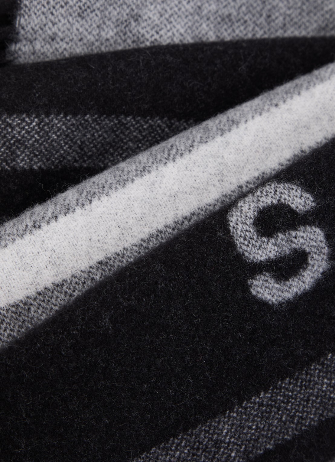 SAMSØE SAMSØE Samelia sjaal in kasjmier wolblend met franjes en logo 180 x 30 cm  - detail 3 zwart