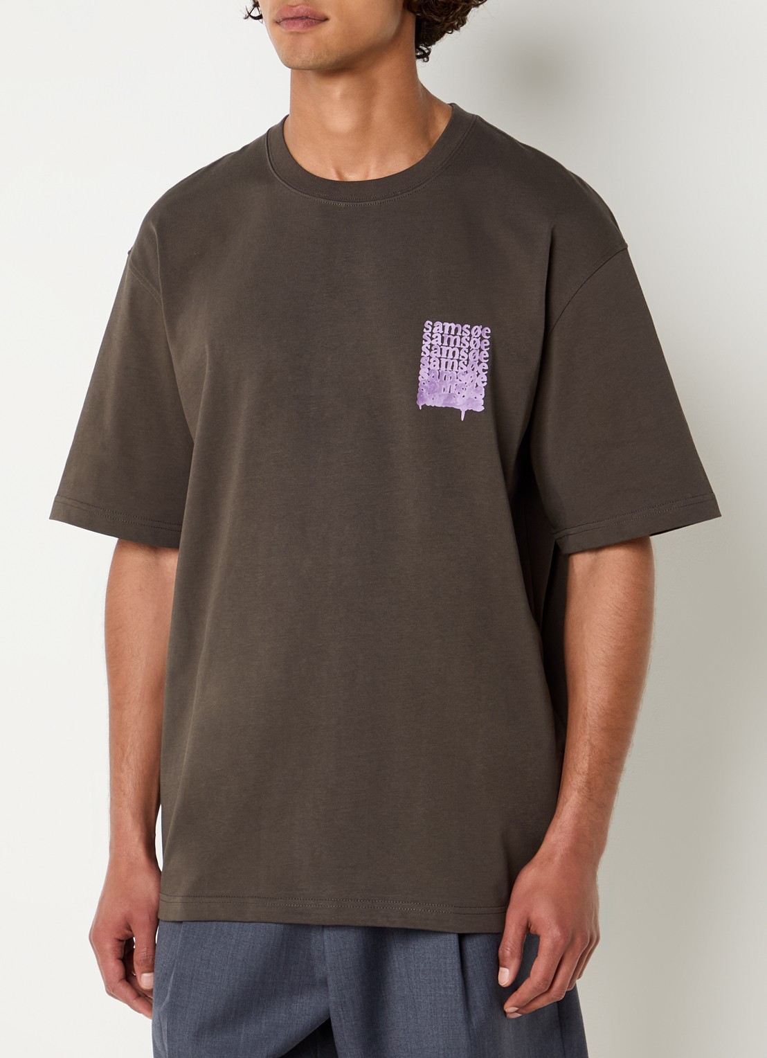 SAMSØE SAMSØE Sasteven T-shirt met front- en backprint - achterkant 4 bruin