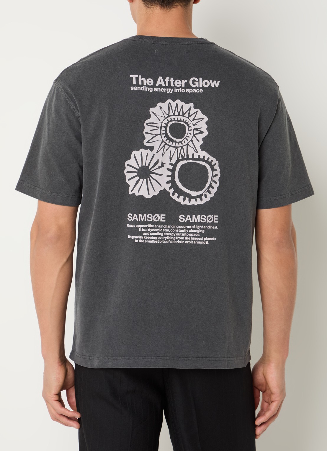 SAMSØE SAMSØE Sauni T-shirt met front- en backprint - detail 4 antraciet