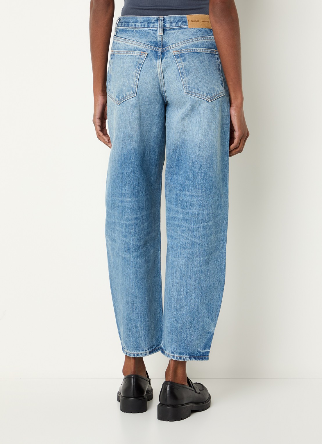 SAMSØE SAMSØE Saveyra high waist tapered jeans met medium wassing - achterkant 5 indigo