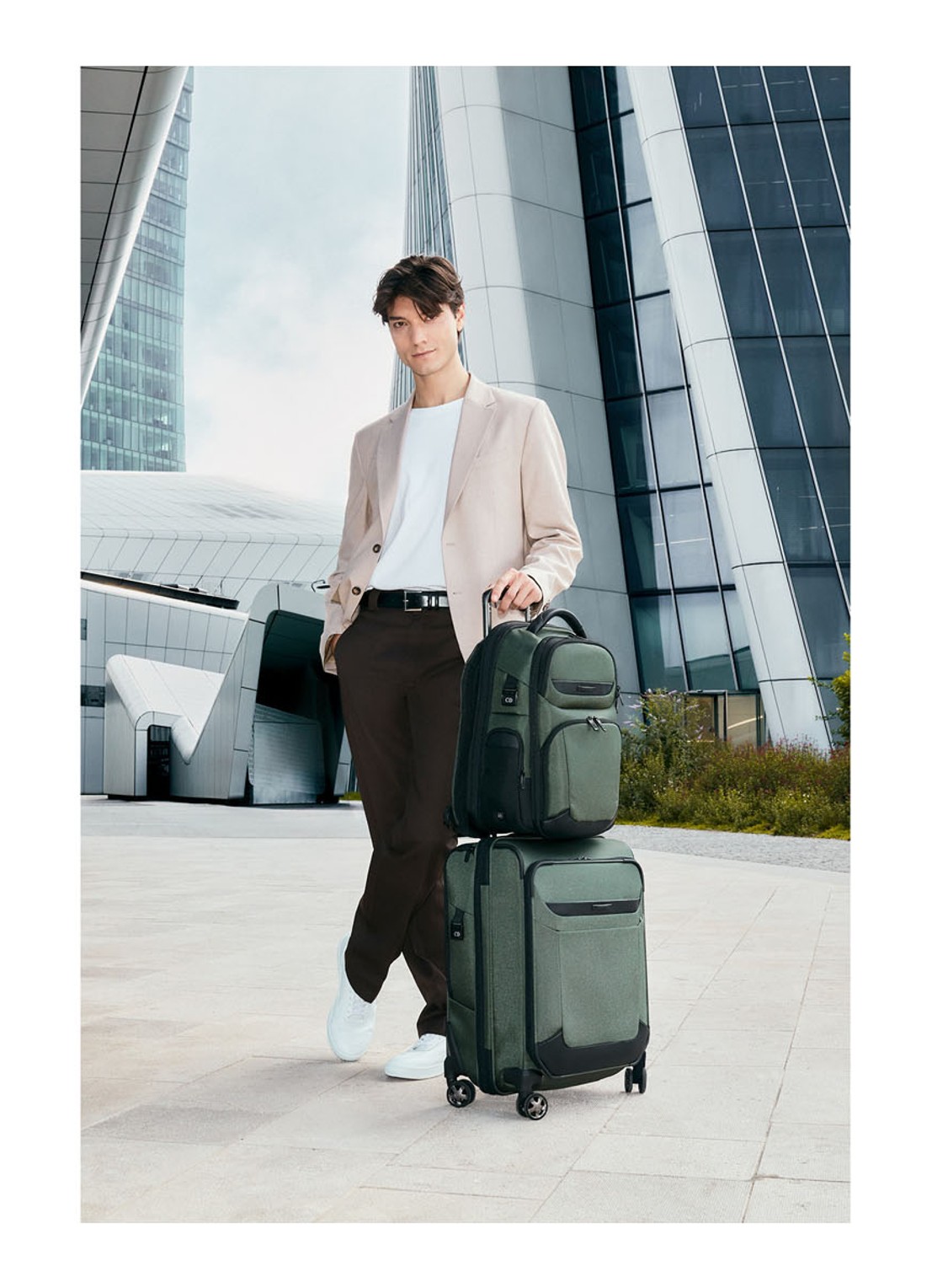 Samsonite Pro-DLX 6 vergrootbare spinner 55 cm - voorkant 2 legergroen