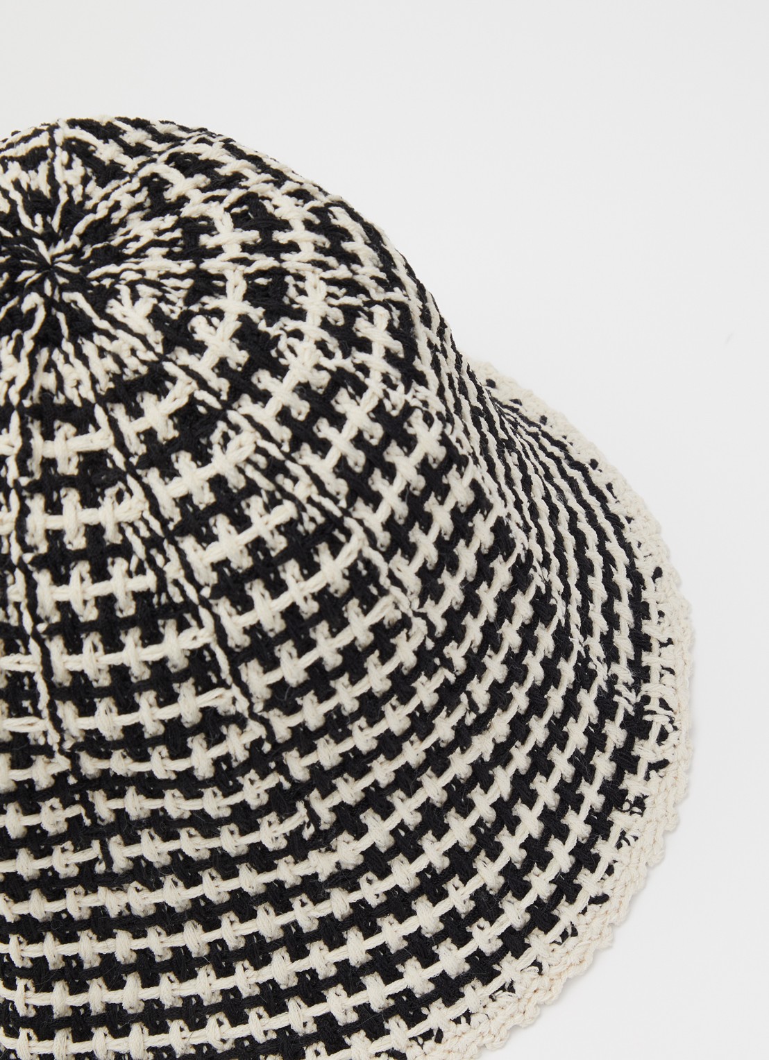 Sandro Bucket hoed met logo - detail creme