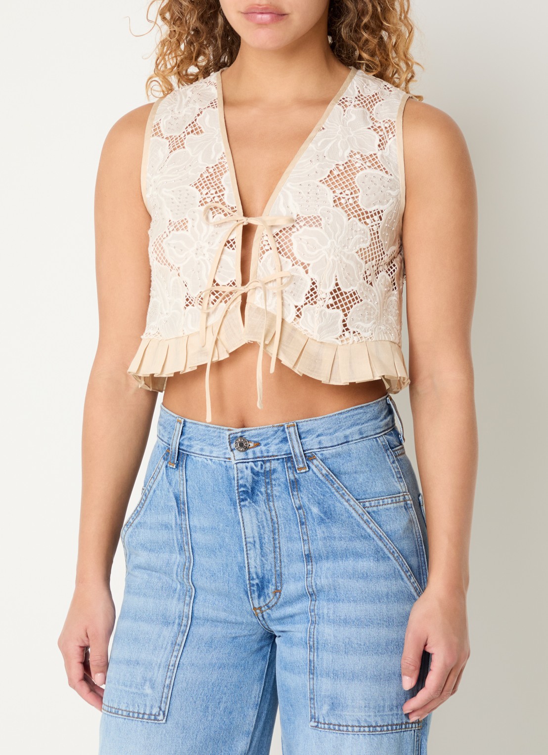 Sandro Cropped gilet van broderie met strass - detail 4 beige