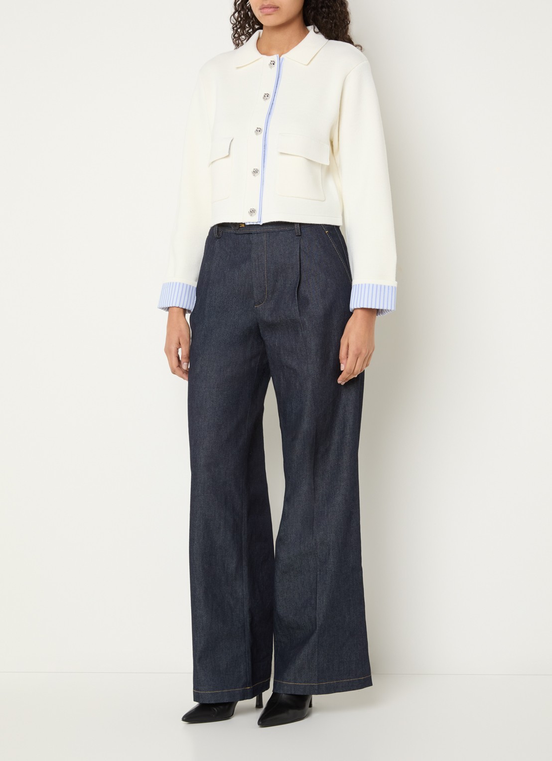 Sandro Fijngebreid cropped vest in wolblend met klepzakken - voorkant 3 gebroken wit