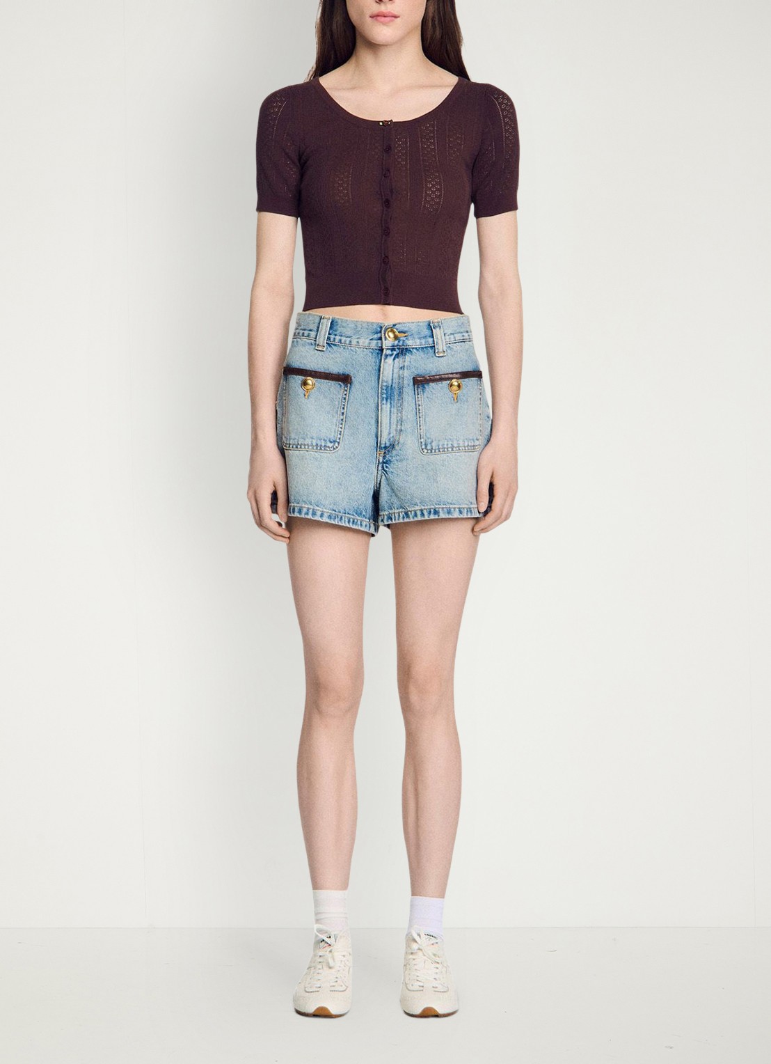 Sandro Fijngebreide crop top met opengewerkt dessin en knoopdetail - detail 5 bruin