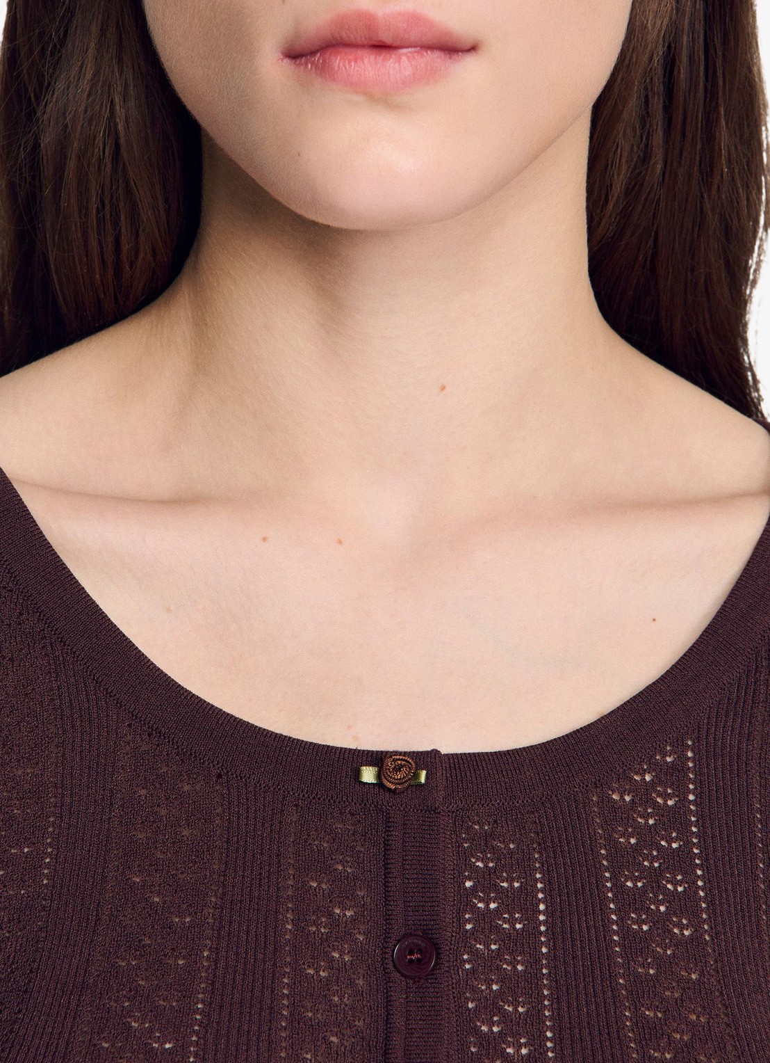Sandro Fijngebreide crop top met opengewerkt dessin en knoopdetail - detail 6 bruin