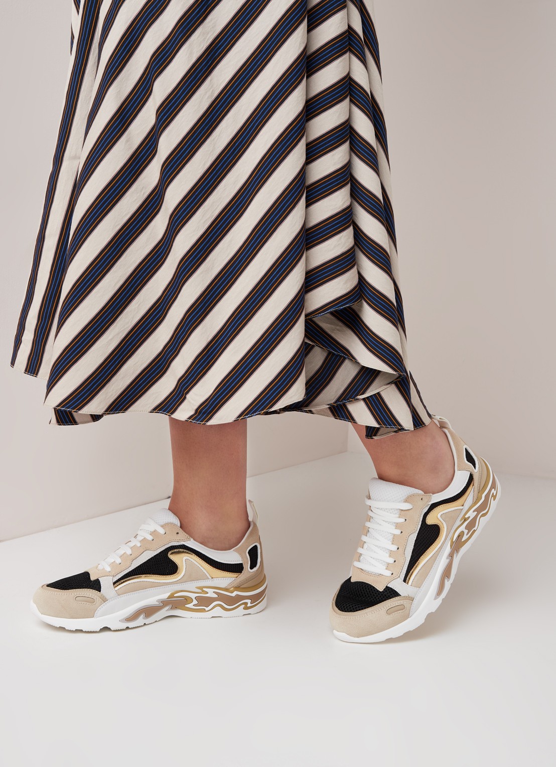 Sandro Flame sneaker met suède details - voorkant 2 zand