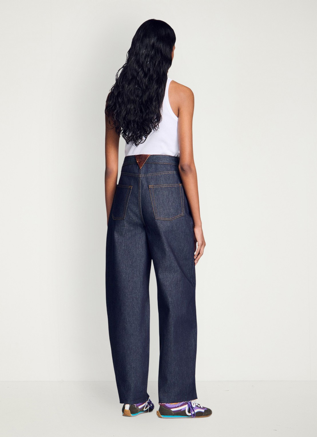 Sandro High waist barrel jeans met donkere wassing en decoratie - achterkant 4 indigo