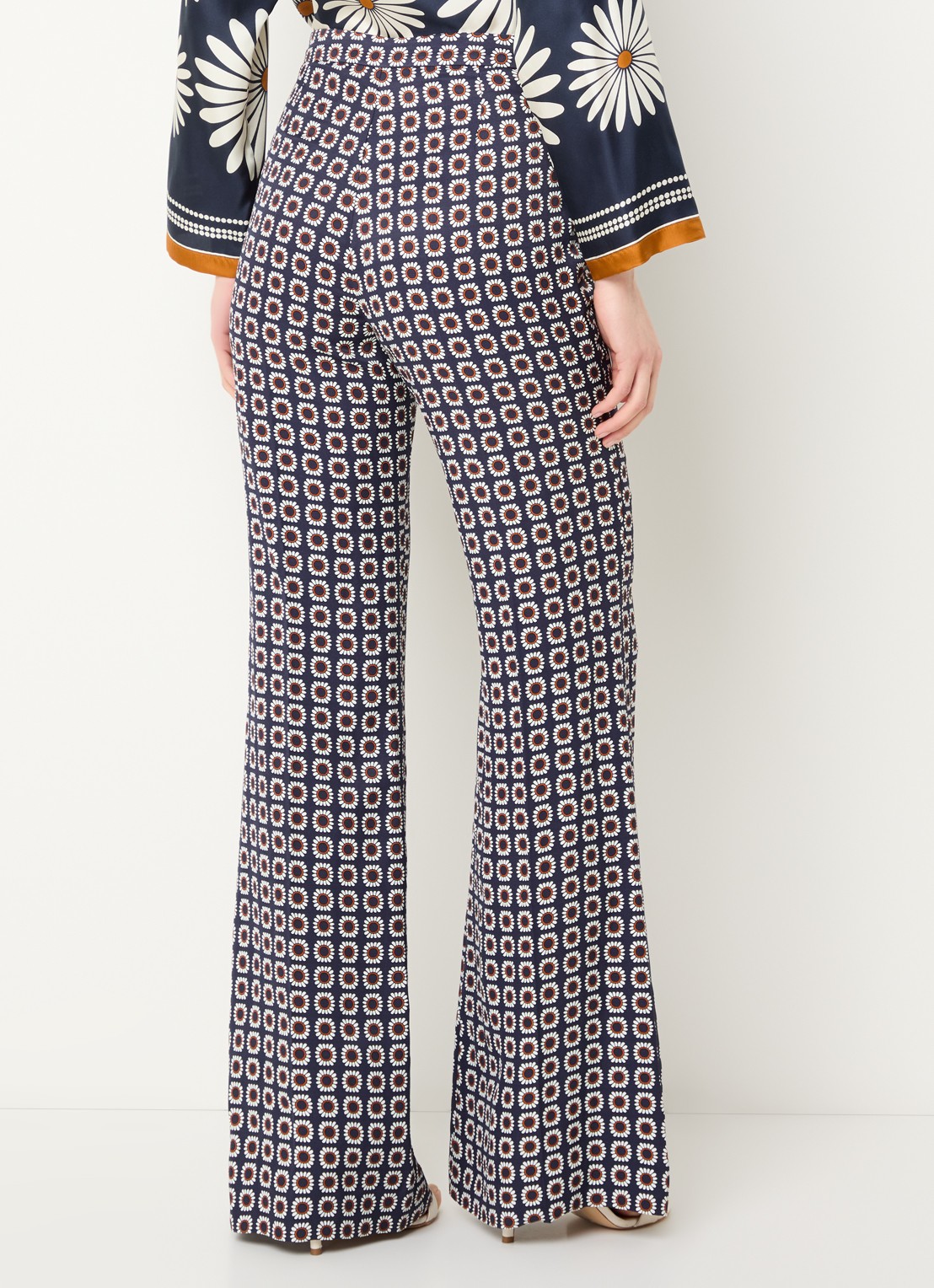 Sandro High waist flared fit broek in linnenblend met bloemenprint - achterkant 4 donkerblauw
