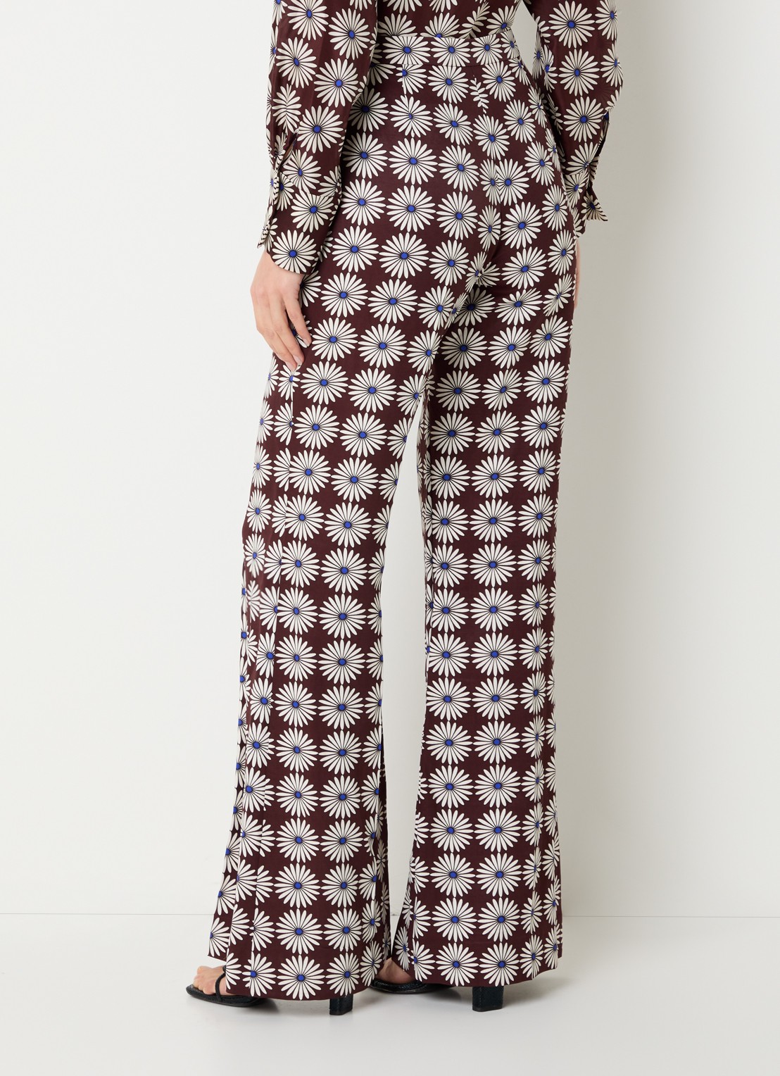Sandro High waist flared fit pantalon met bloemenprint - achterkant 4 bruin